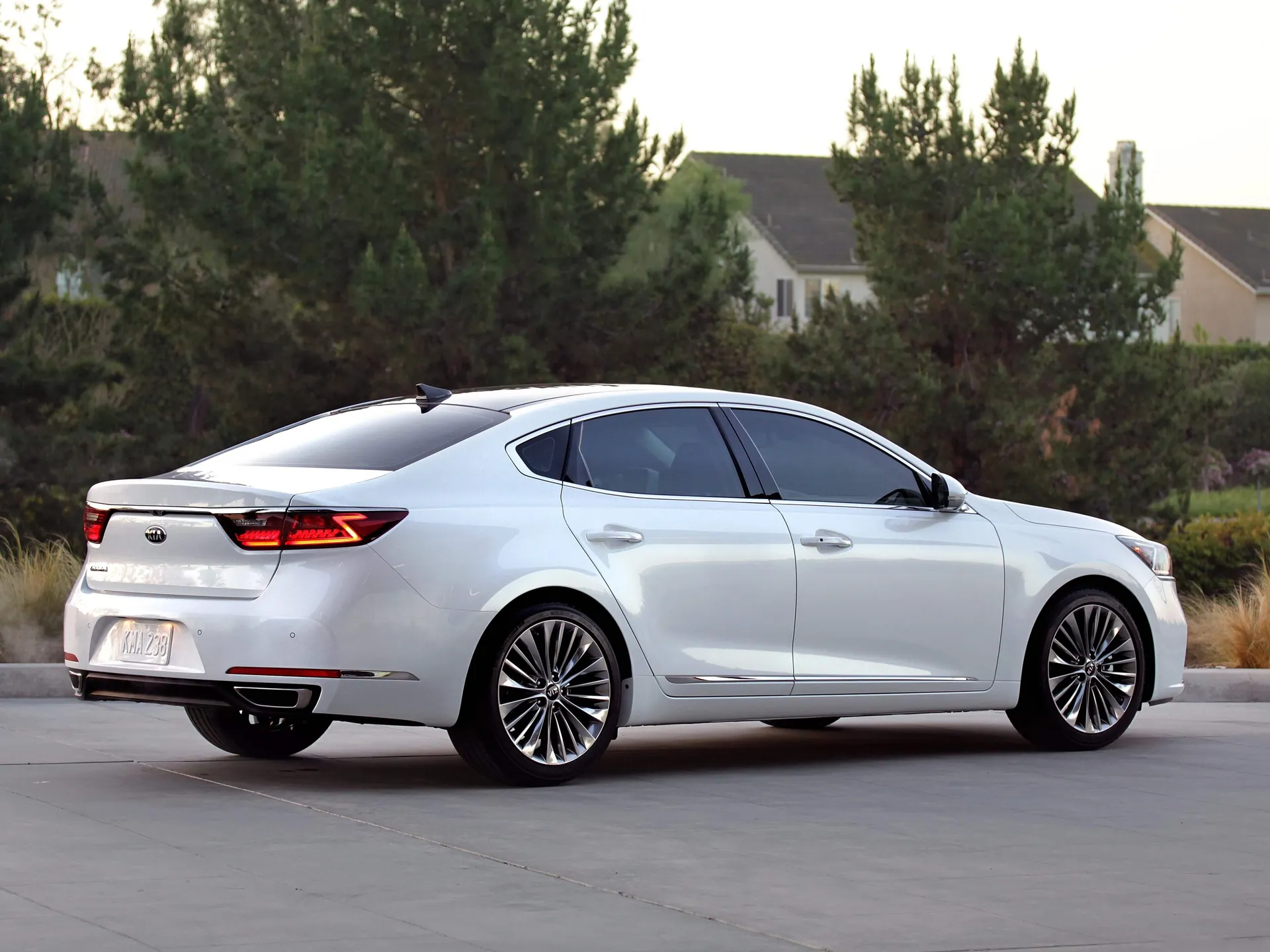 Kia Cadenza (2017) – zadní tříčtvrteční pohled