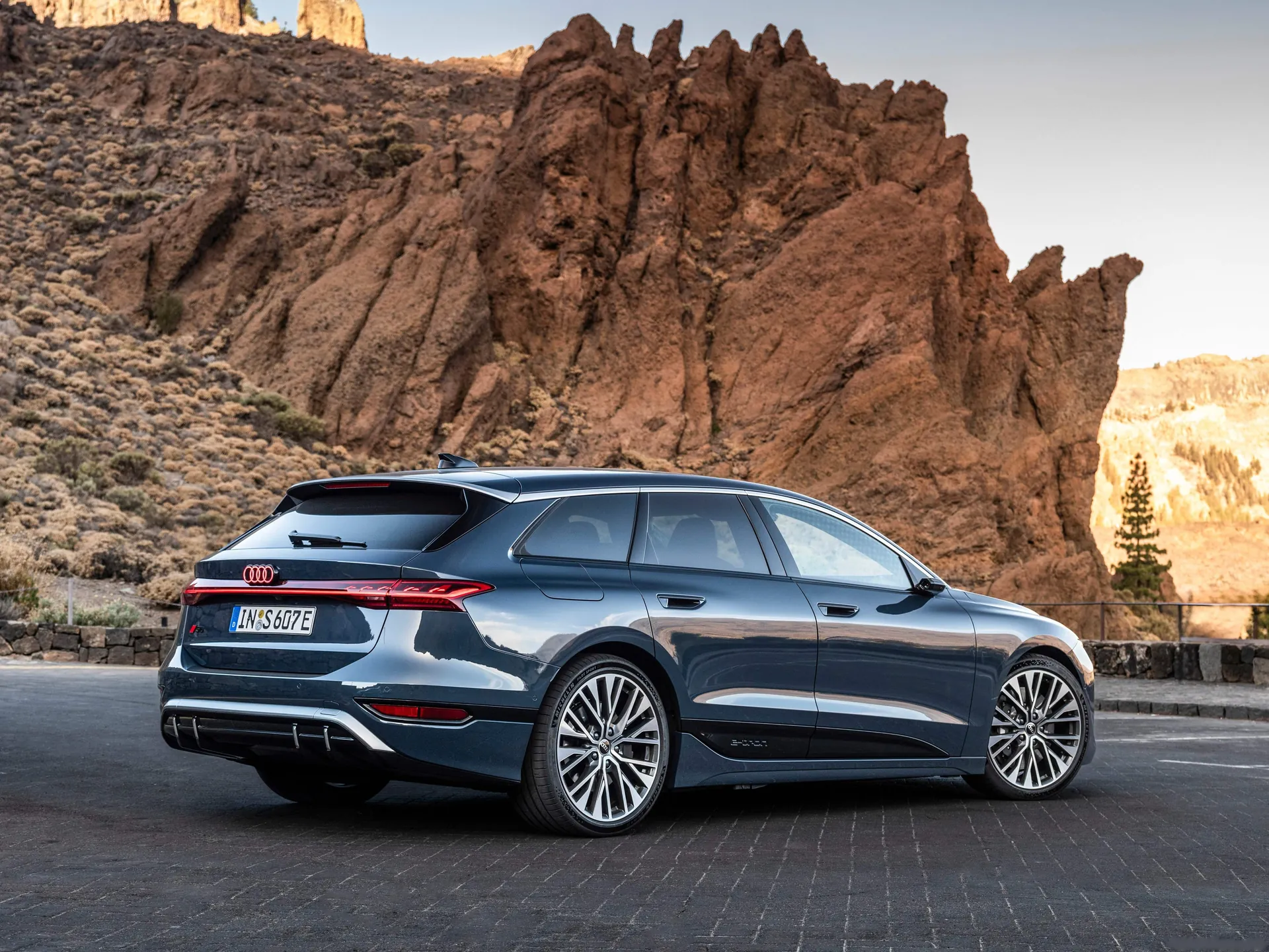 Audi S6 Avant e-tron (2025) – zadní tříčtvrteční pohled