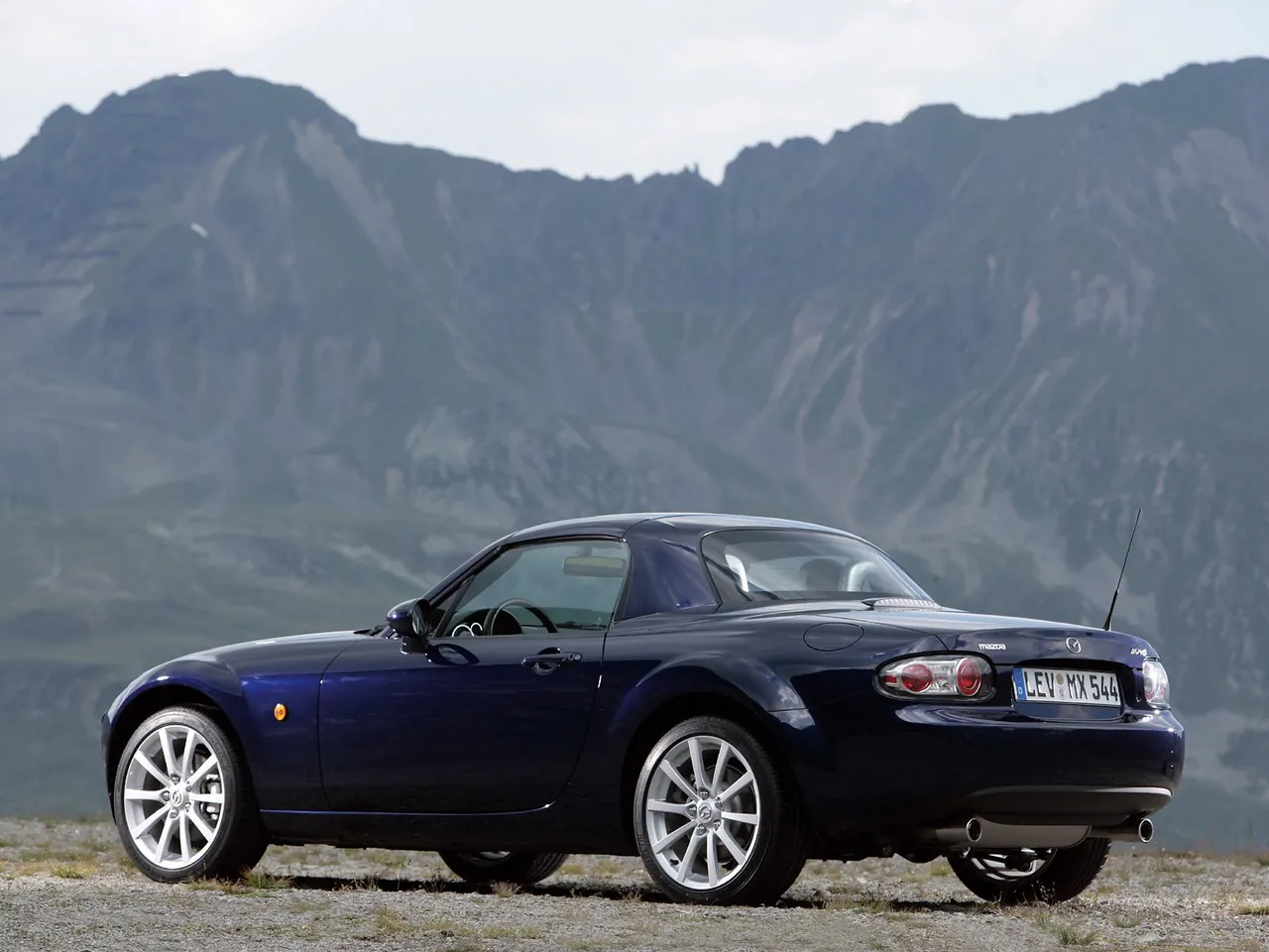Mazda MX-5 Roadster Coupe (2006) – zadní tříčtvrteční pohled