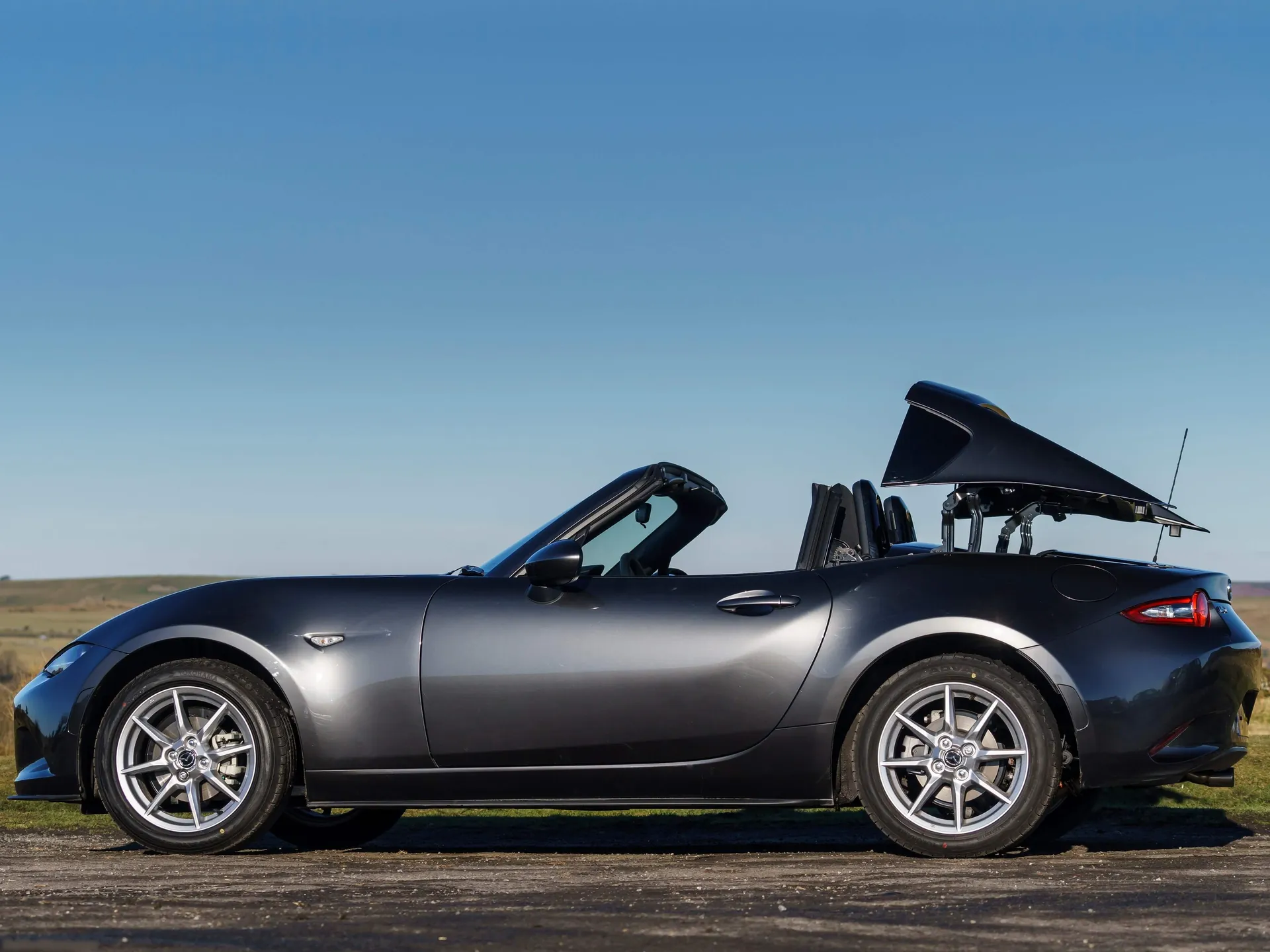 Mazda MX-5 RF [UK] (2017) – boční profil