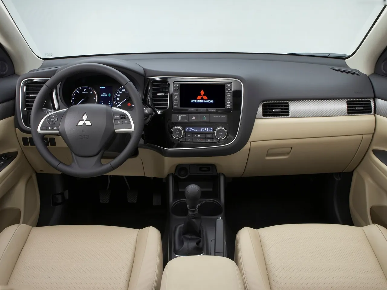 Mitsubishi Outlander (2013) – interiér