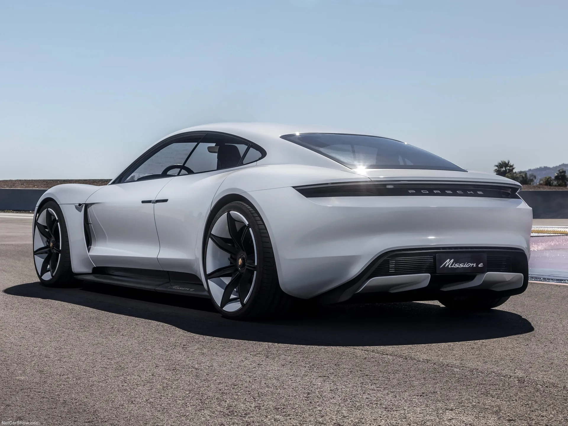 Porsche Mission E Concept (2015) – zadní tříčtvrteční pohled