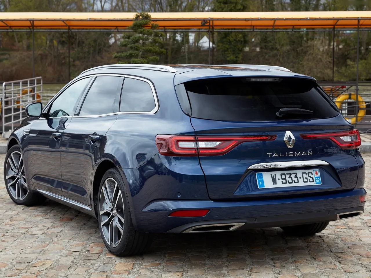 Renault Talisman Estate (2016) – zadní tříčtvrteční pohled