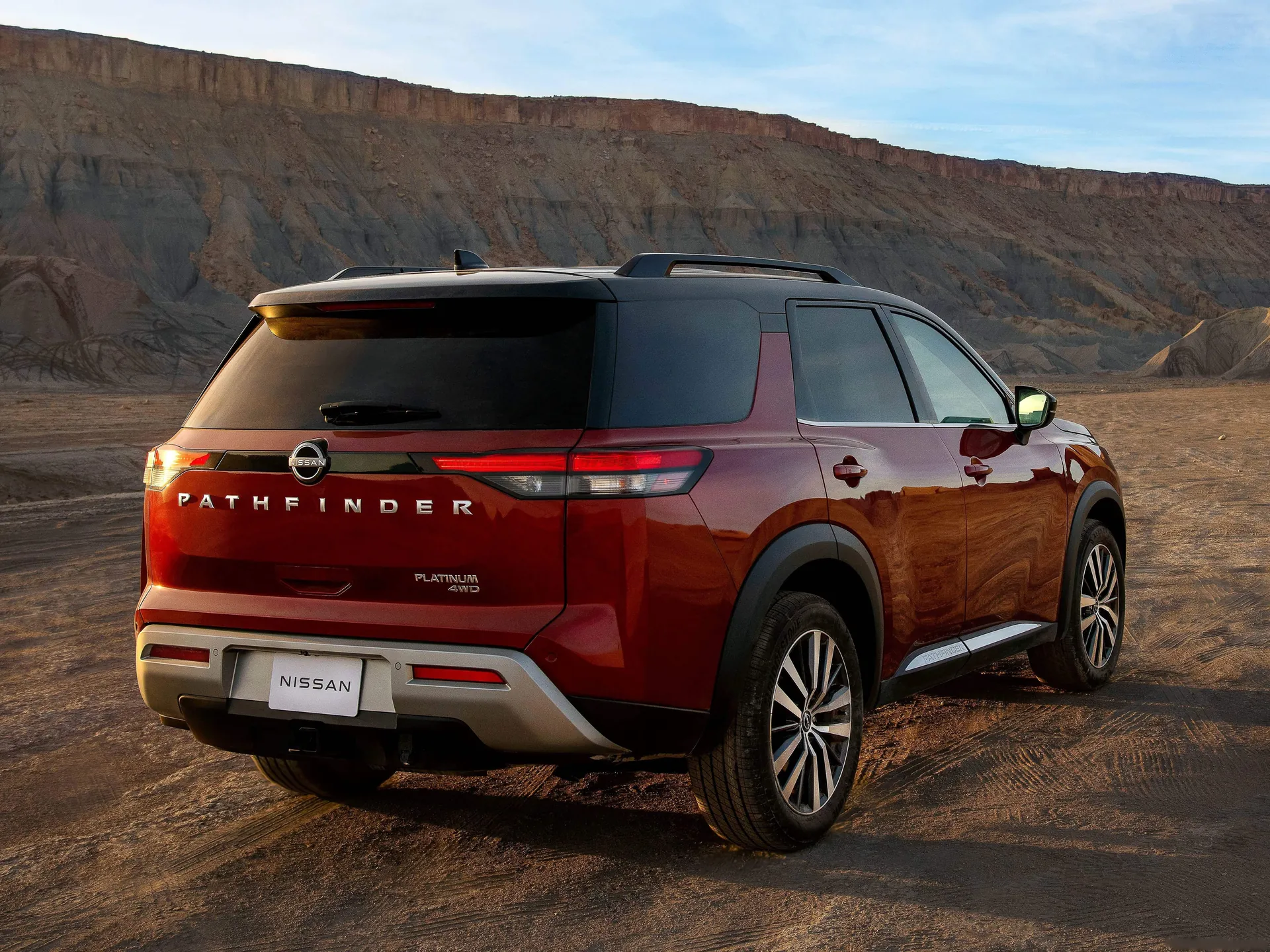 Nissan Pathfinder (2022) – zadní tříčtvrteční pohled