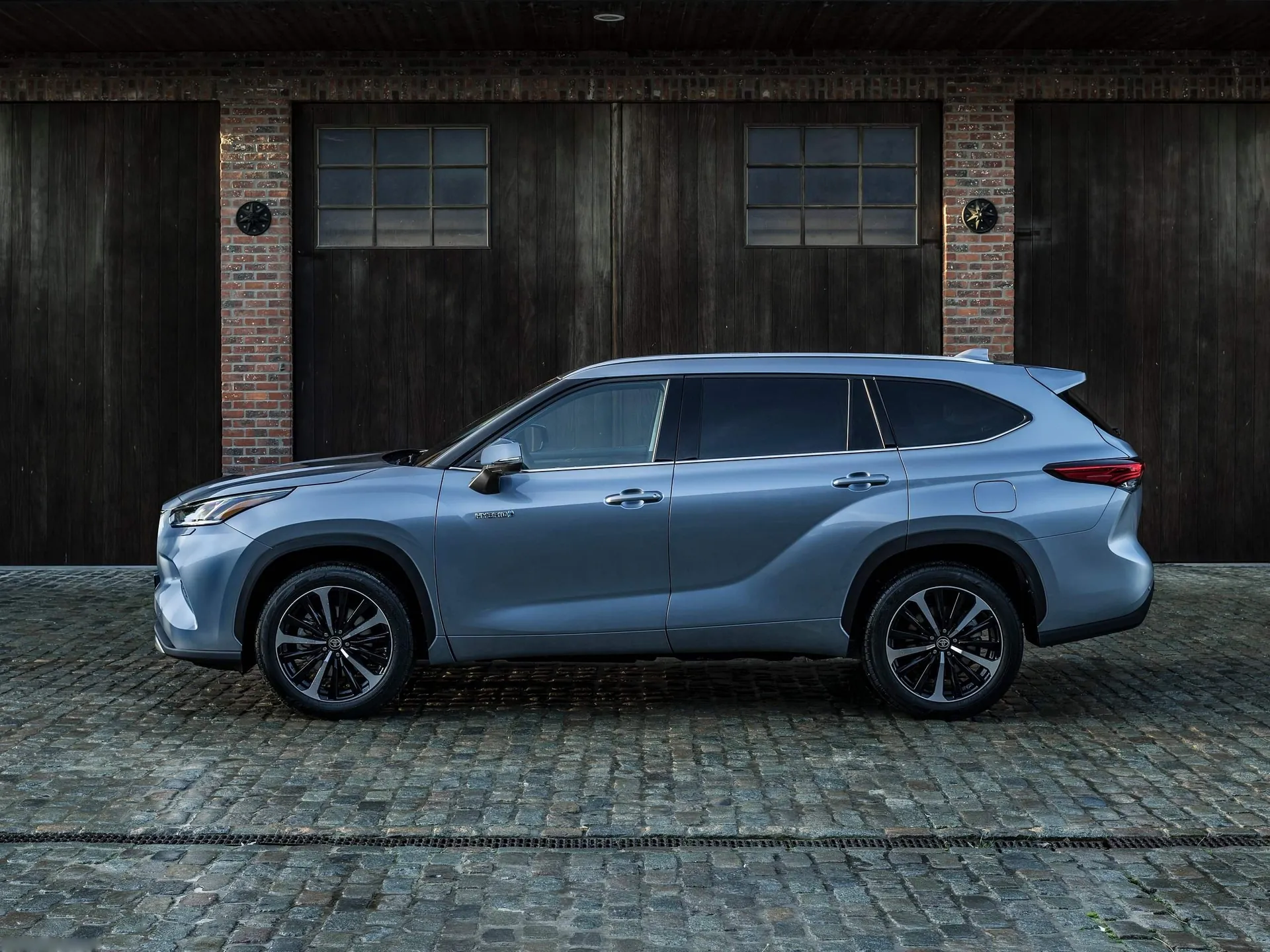 Toyota Highlander [EU] (2021) – boční profil