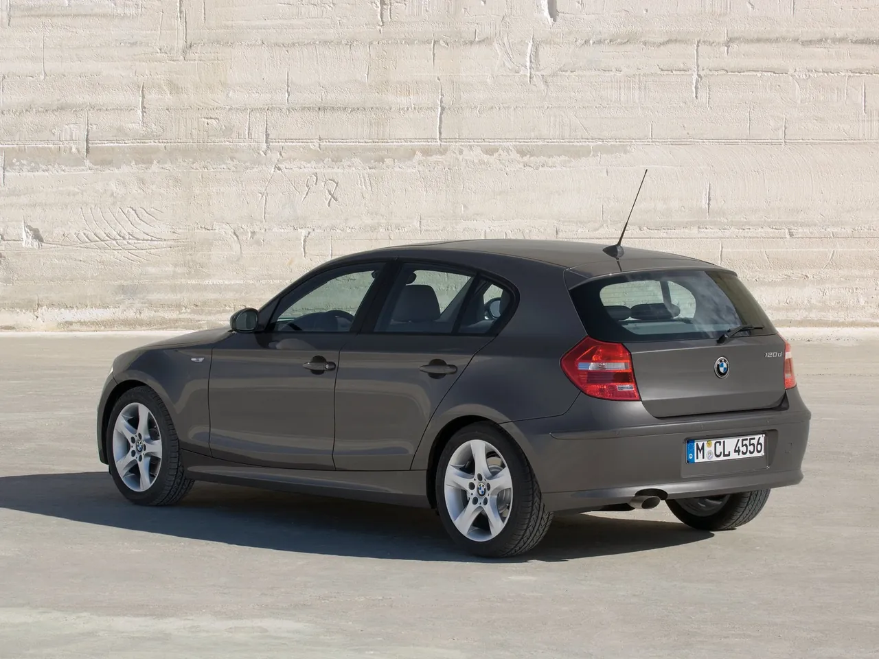 BMW 1-Series 5-door (2008) – zadní tříčtvrteční pohled