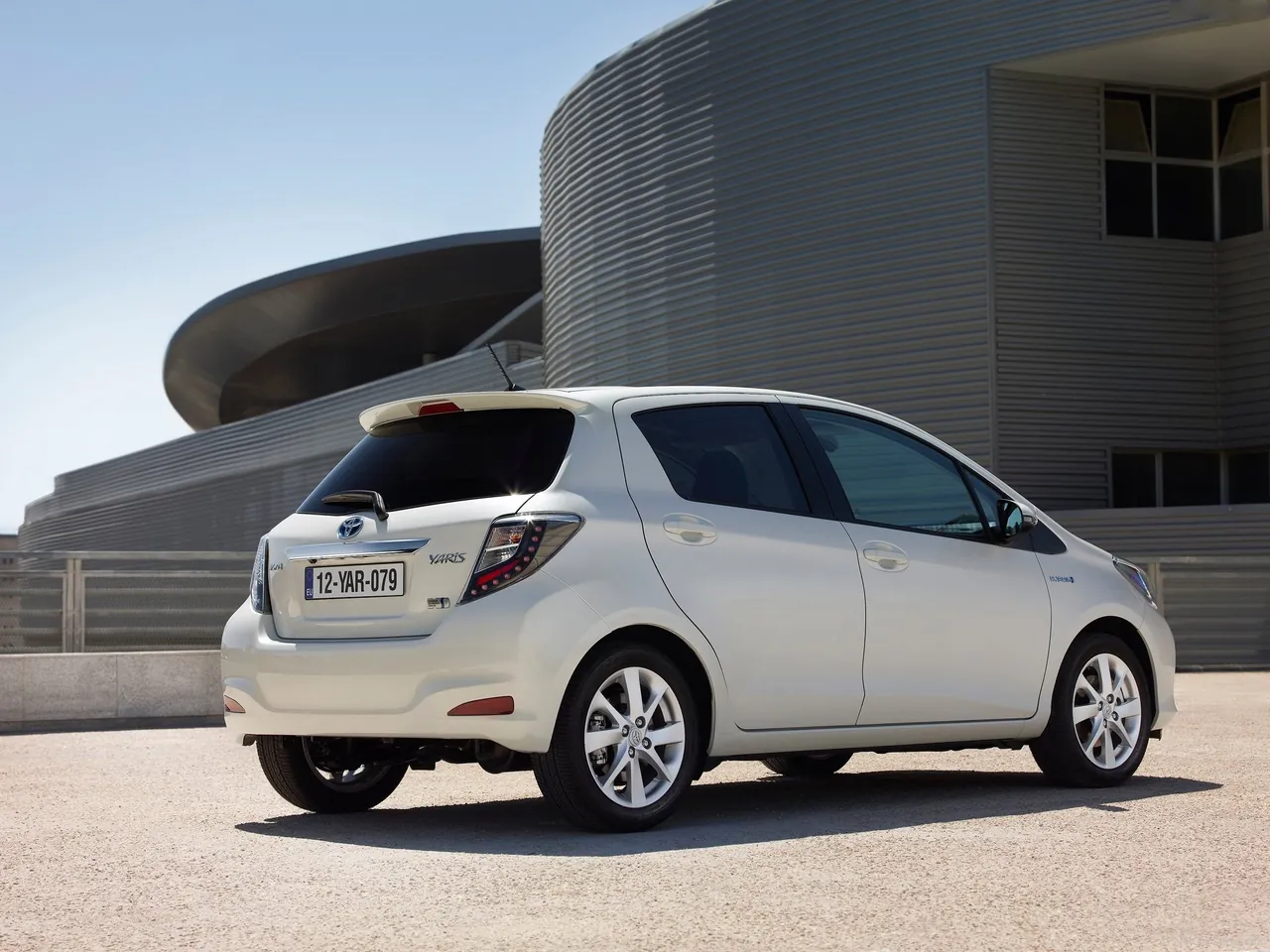 Toyota Yaris Hybrid (2013) - Rear Three-Quarter
