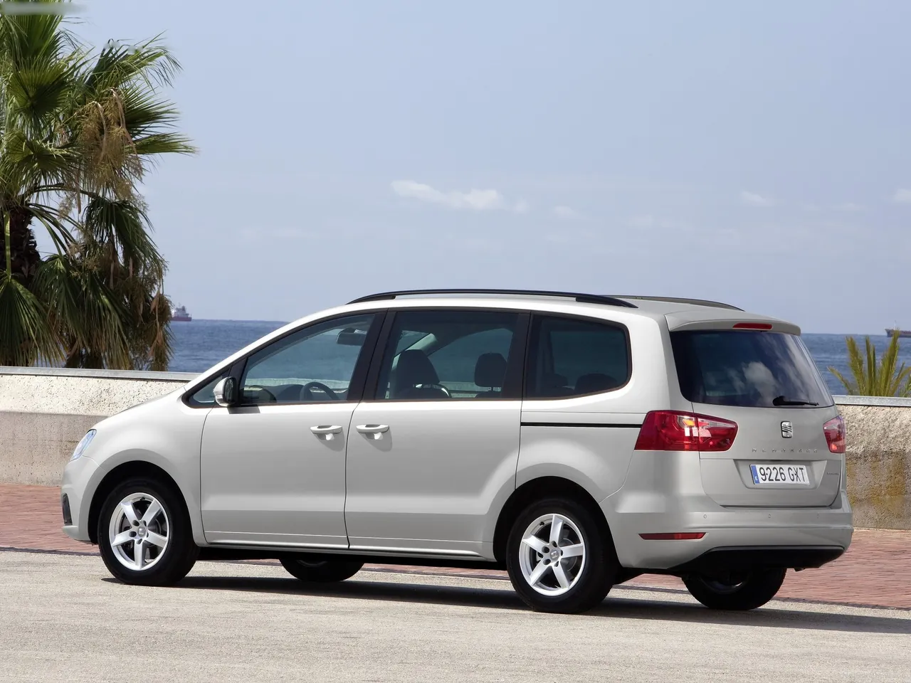 Seat Alhambra (2011) – zadní tříčtvrteční pohled