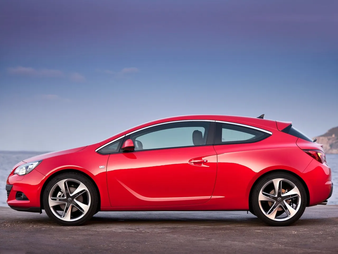 Opel Astra GTC (2012) – boční profil