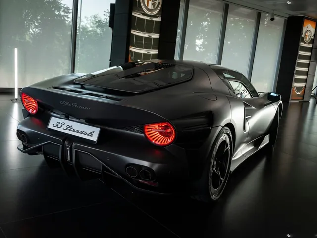Alfa Romeo 33 Stradale Perla Nera (2026)