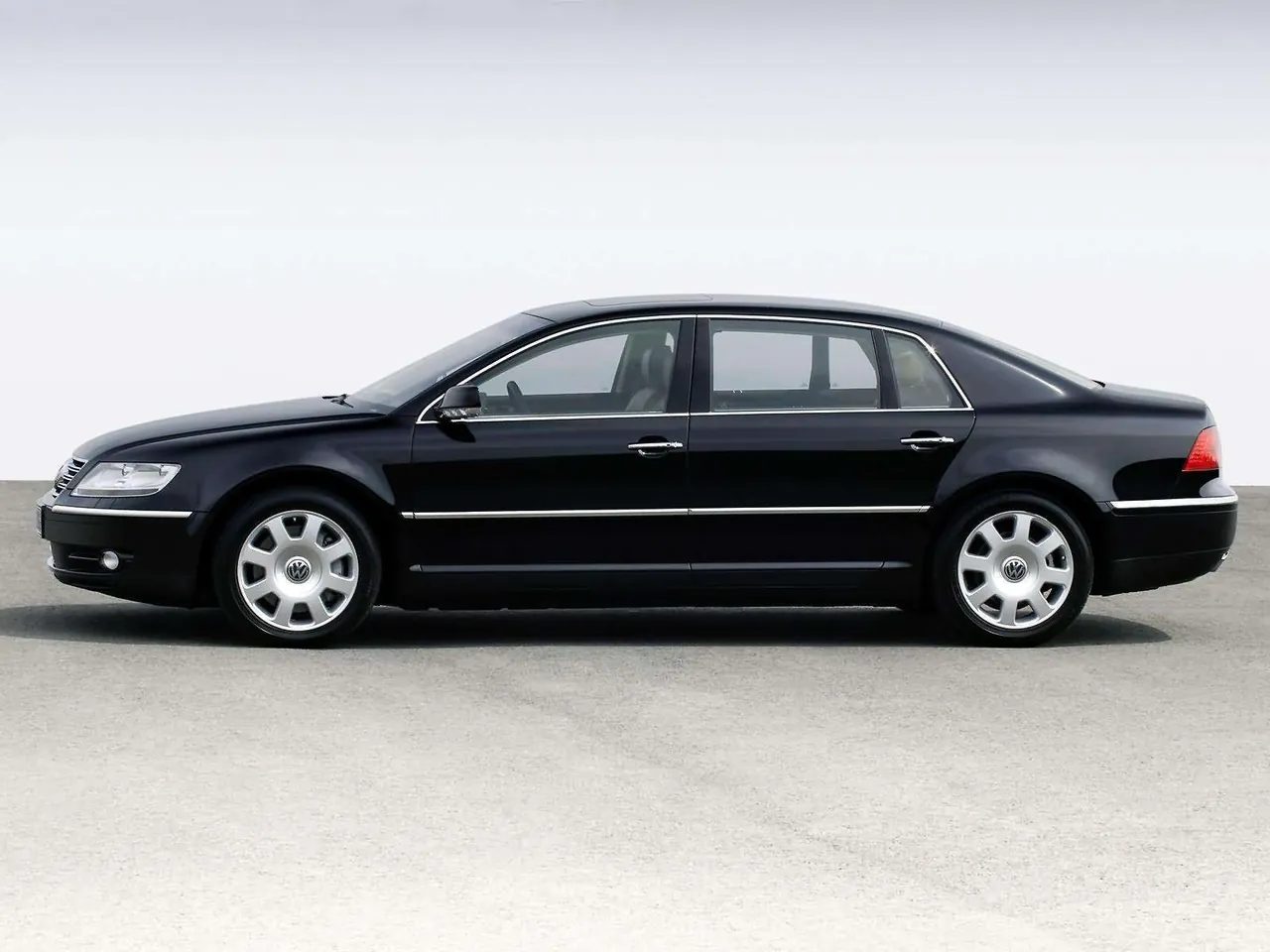 Volkswagen Phaeton with Long Wheelbase (2004) - Side Profile