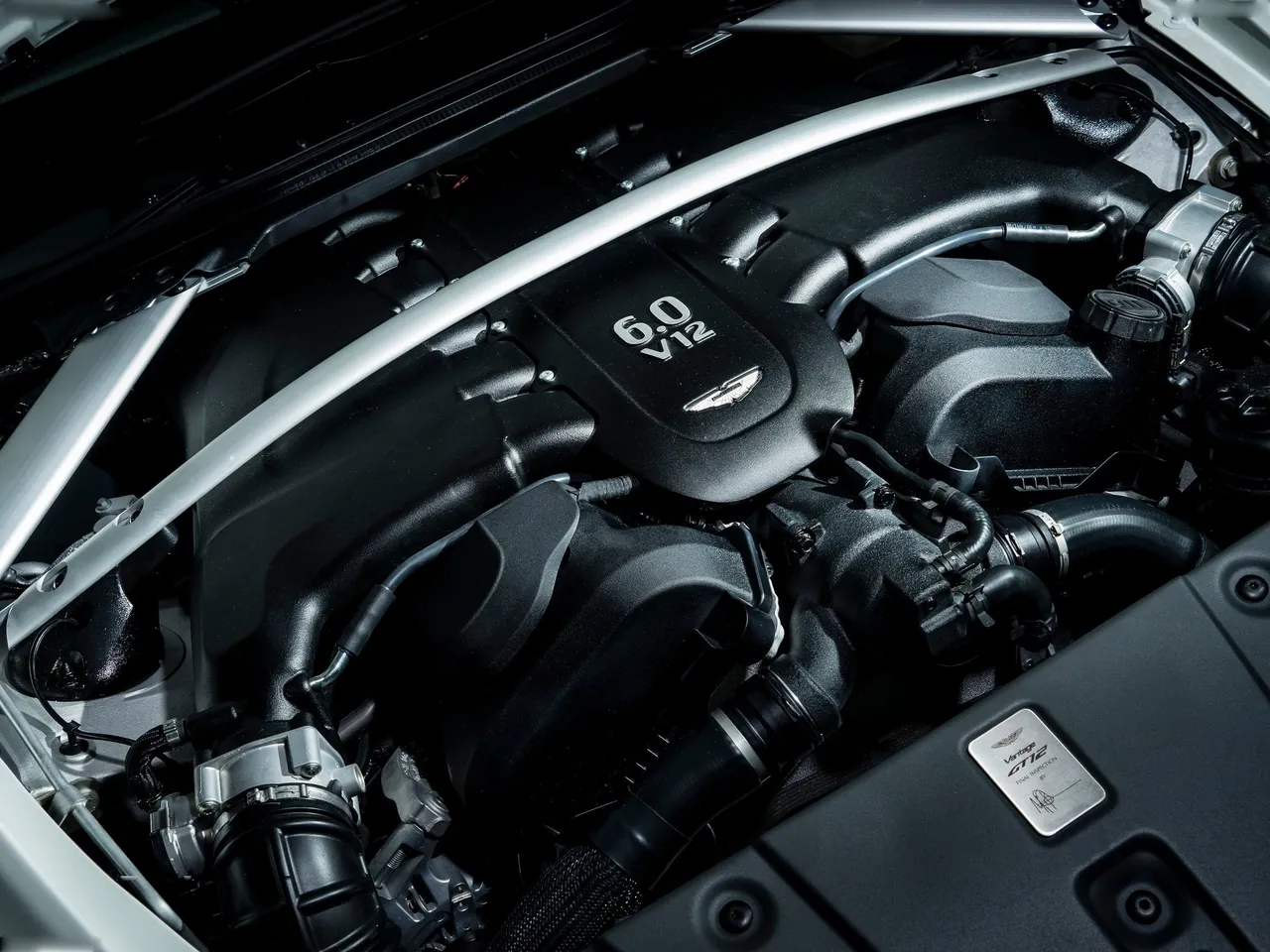 Aston Martin Vantage GT12 (2015) – motor