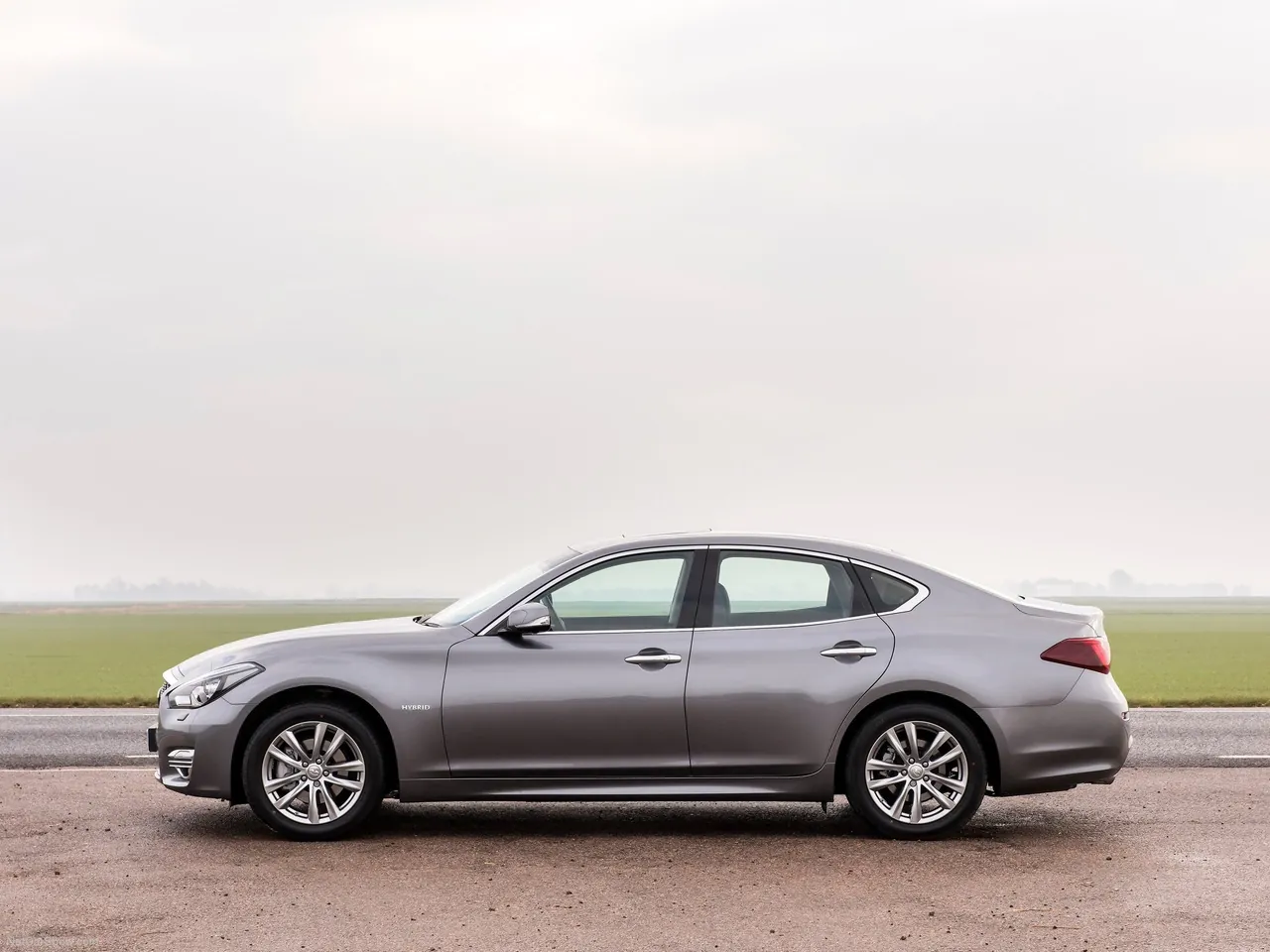Infiniti Q70 (2015) – boční profil