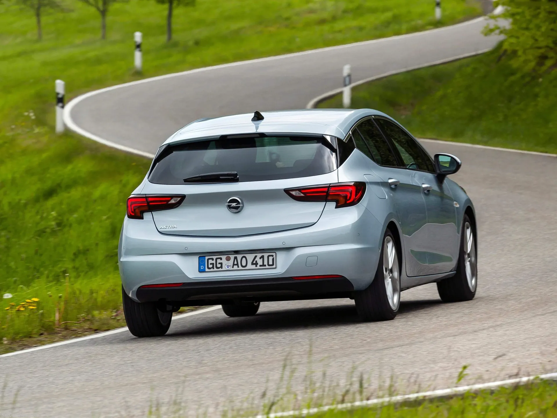 Opel Astra (2020) – zadní tříčtvrteční pohled