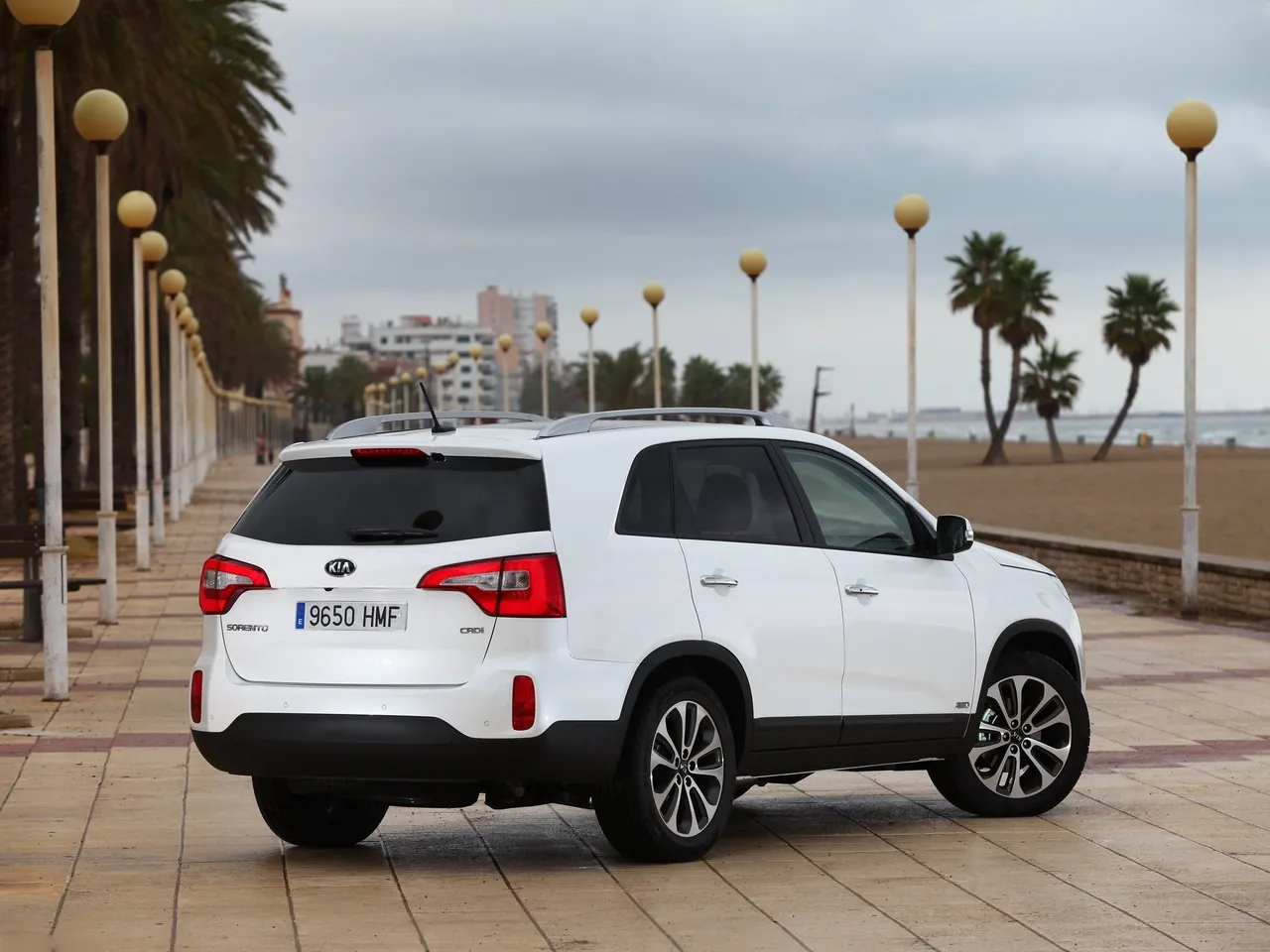 Kia Sorento [EU] (2013) – zadní tříčtvrteční pohled