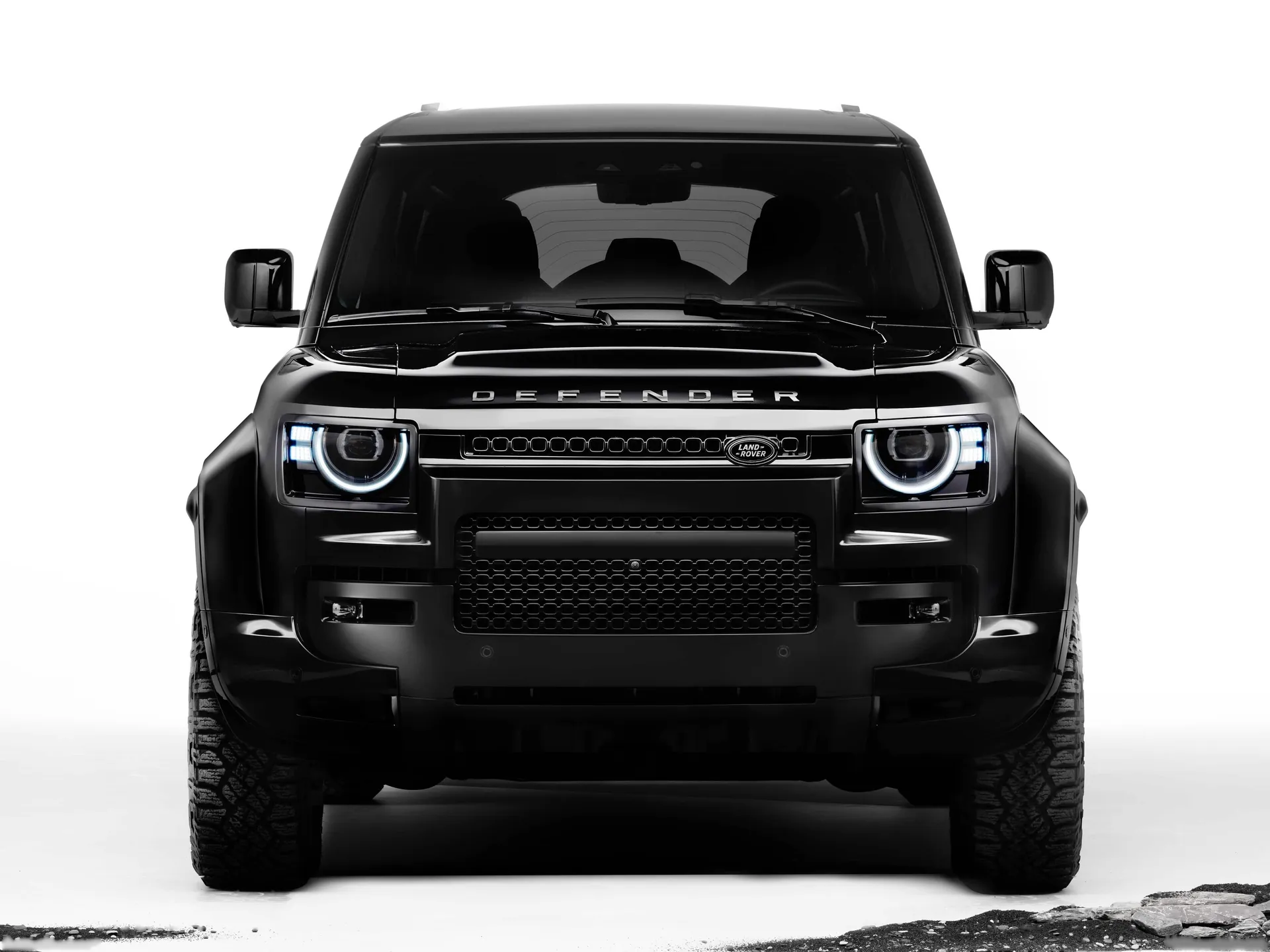Land Rover Defender Octa Black (2026) – zepředu