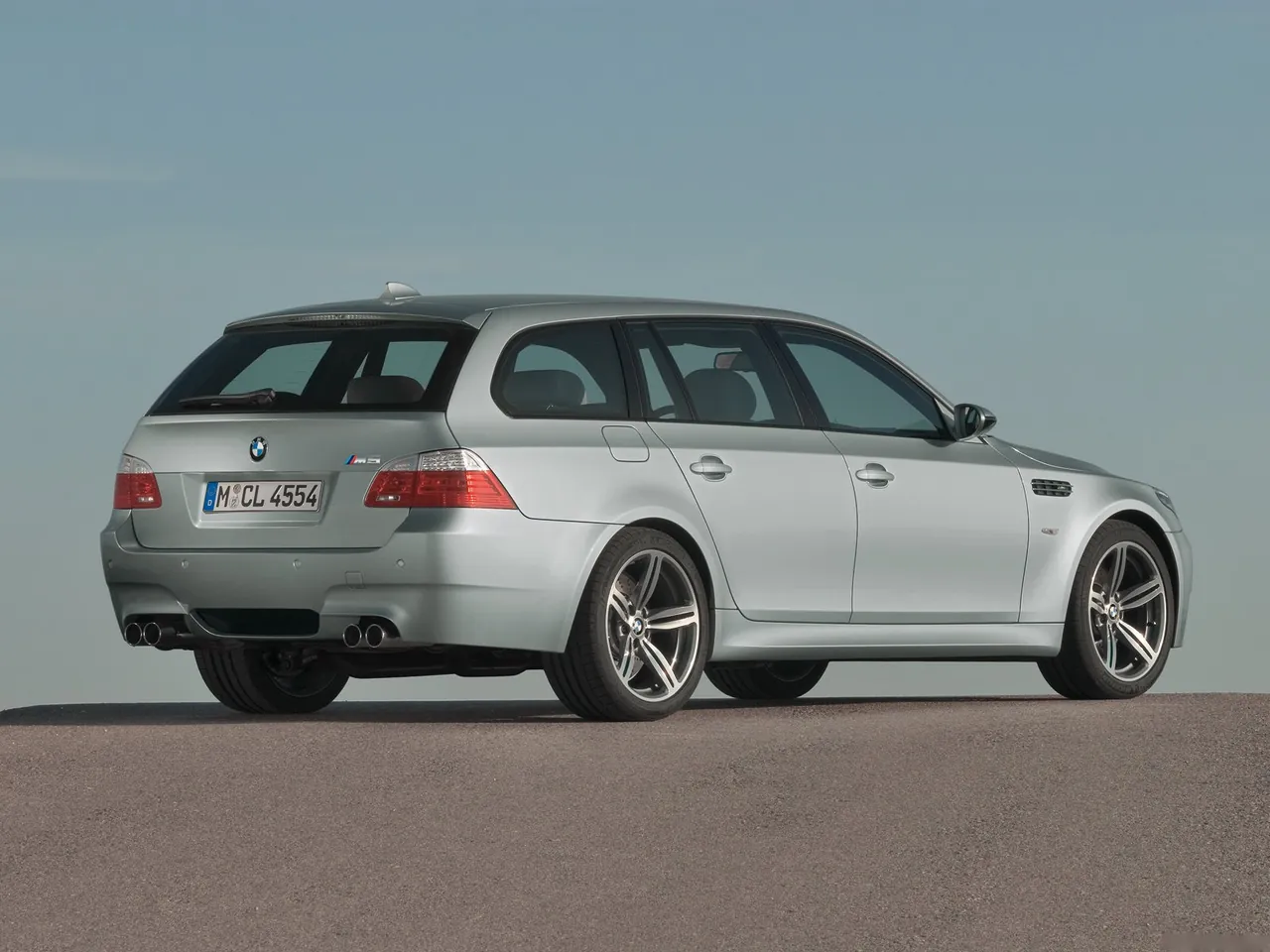 BMW M5 Touring (2008) – zadní tříčtvrteční pohled