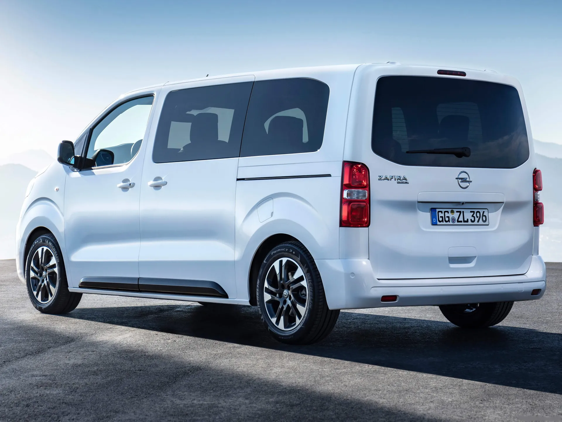 Opel Zafira Life (2020) – zadní tříčtvrteční pohled