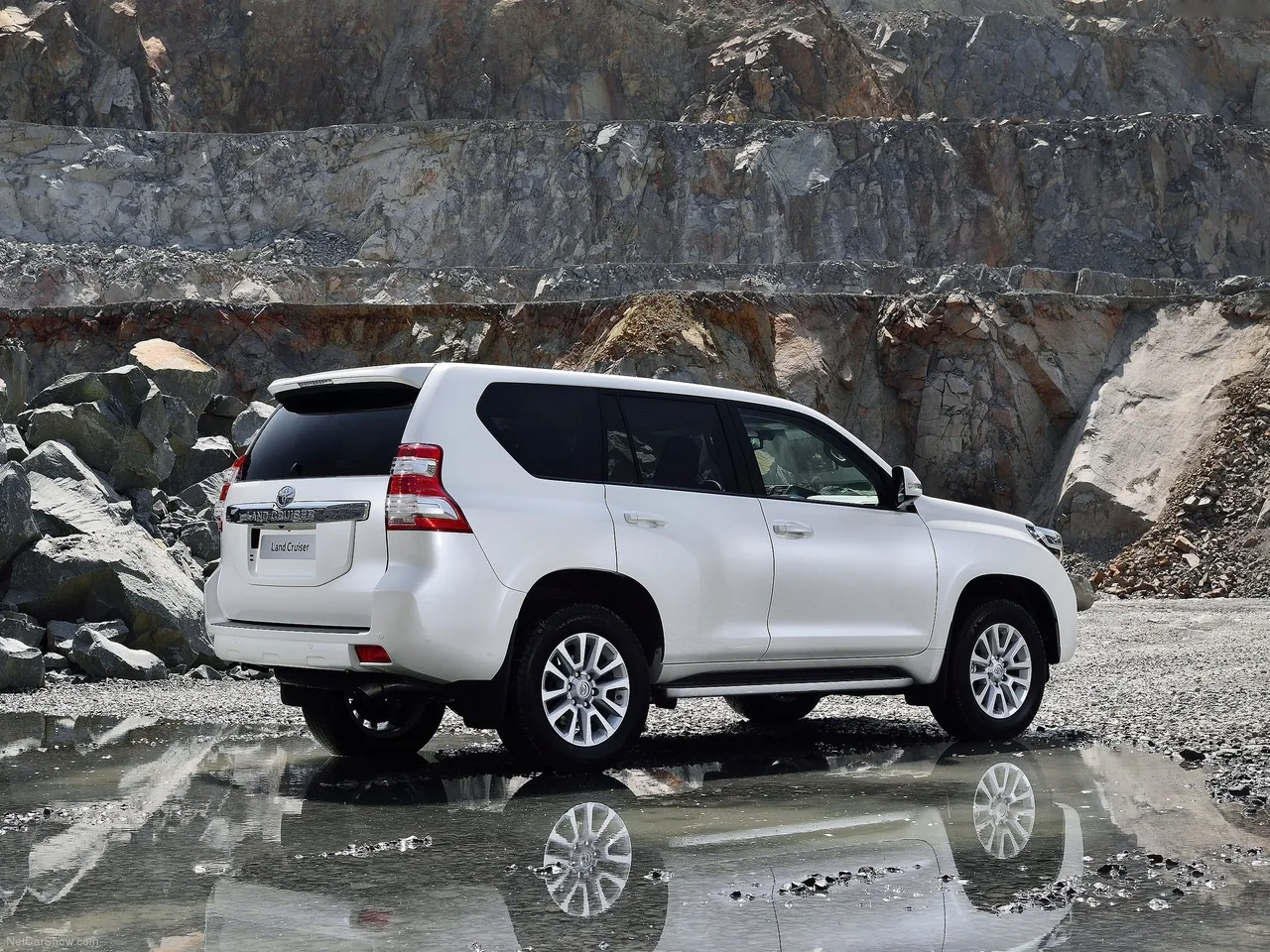 Toyota Land Cruiser (2014) – zadní tříčtvrteční pohled