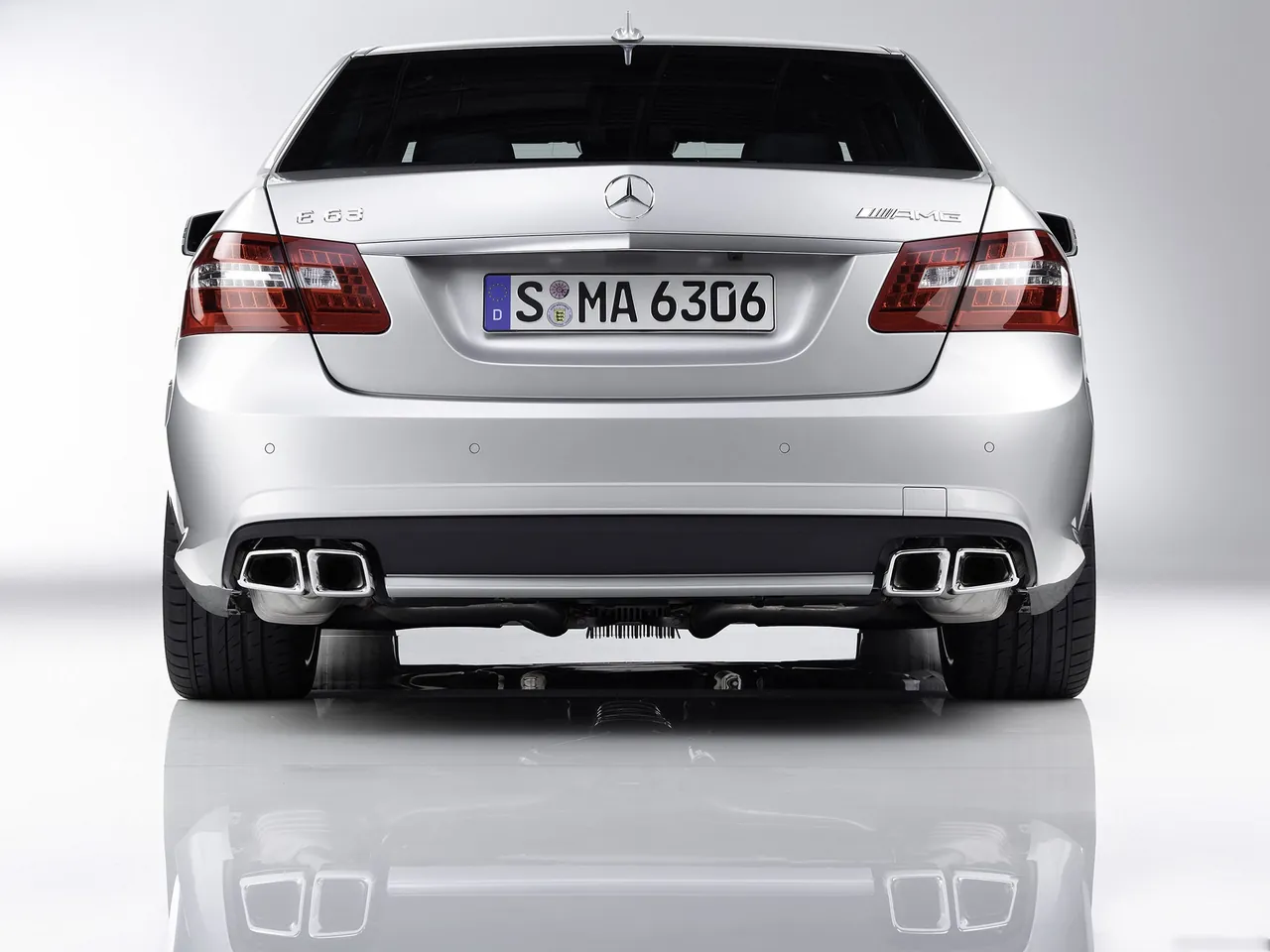 Mercedes-Benz E63 AMG (2010) – zezadu