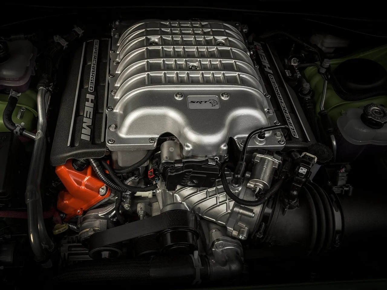 Dodge Challenger SRT Hellcat (2015) – motorový prostor
