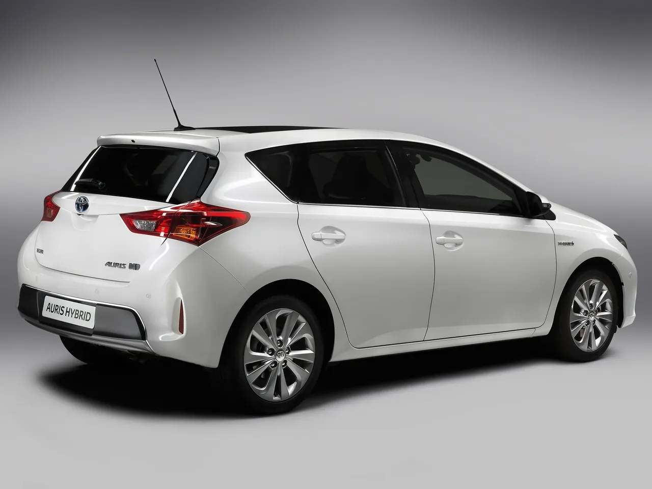 Toyota Auris (2013) - Rear Three-Quarter