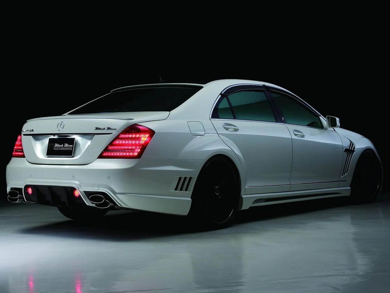 Wald Mercedes-Benz S-Class W221 Black Bison (2009) – zadní tříčtvrteční pohled