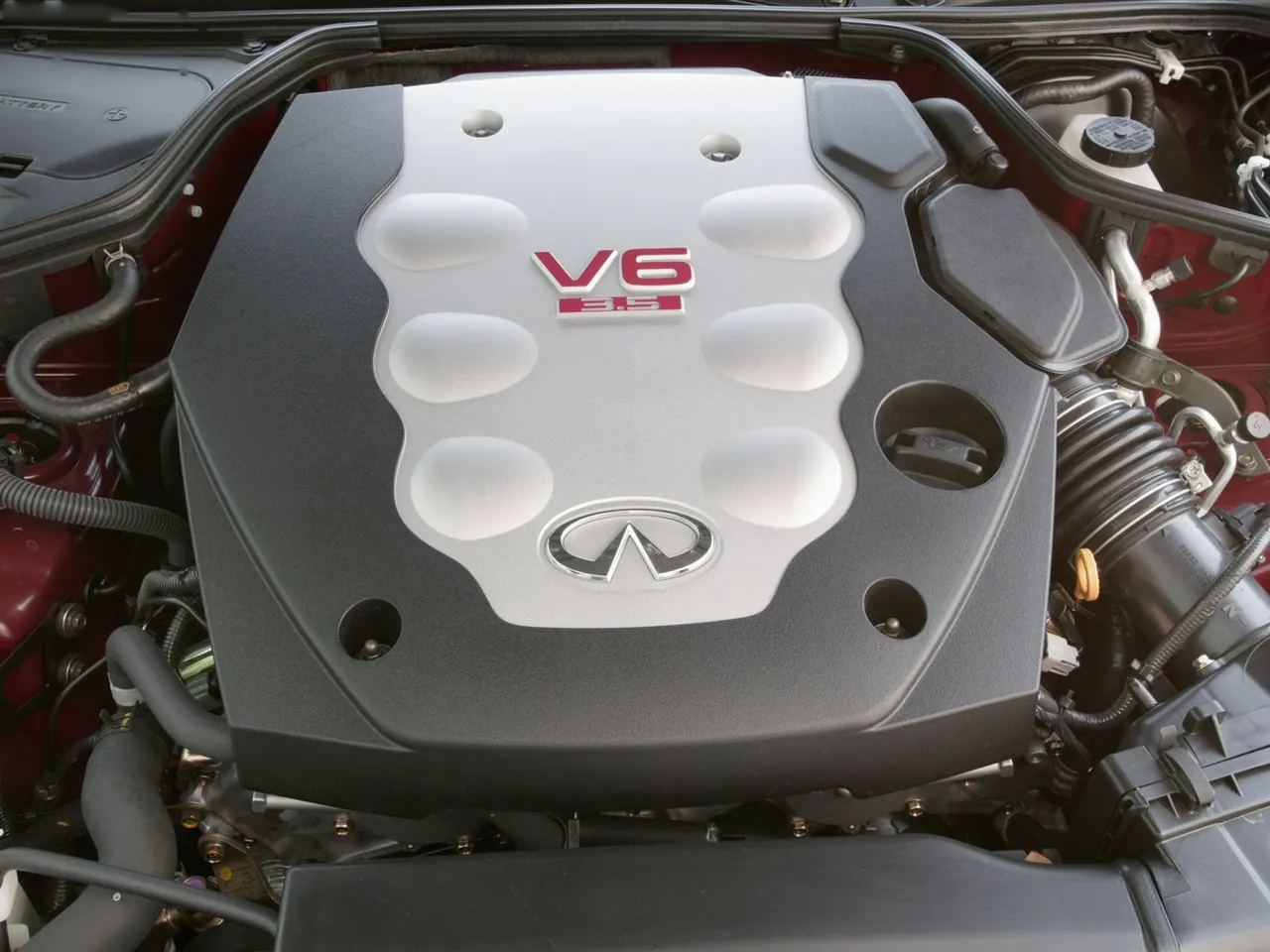 Infiniti G35 Sport Coupe (2006) – motorový prostor