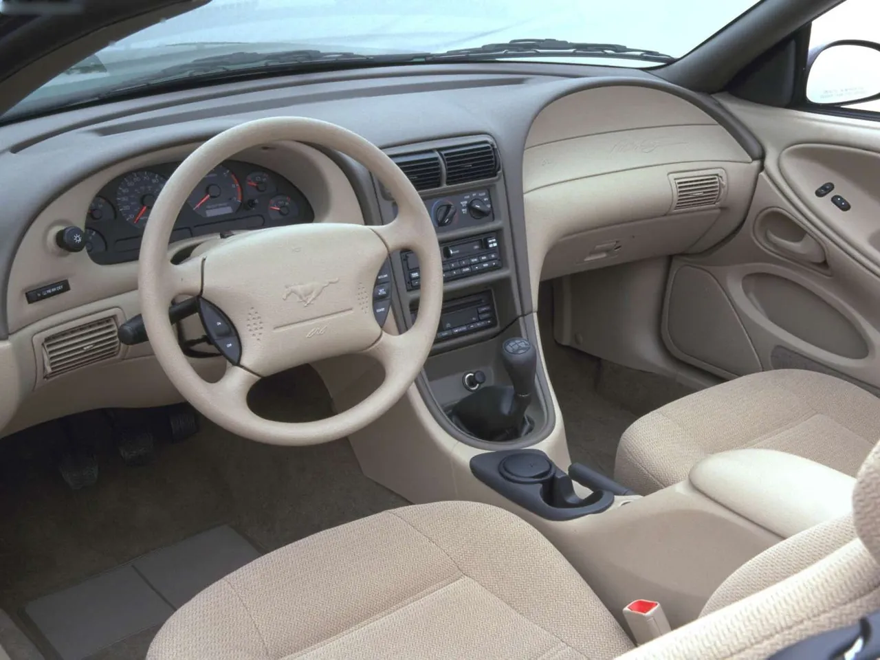 Ford Mustang Convertible (2000) – interiér