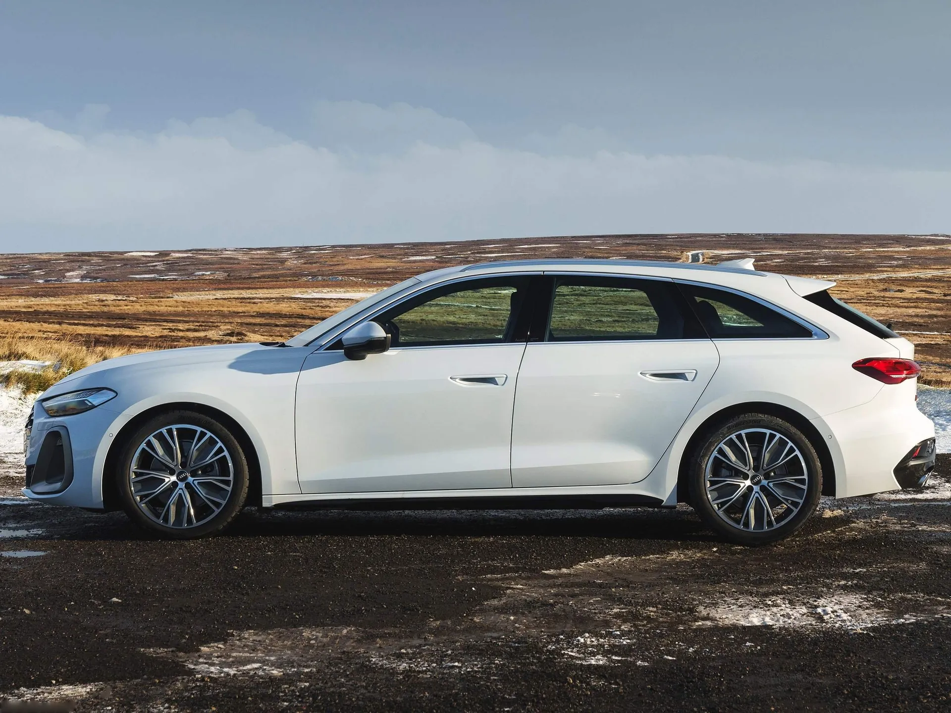 Audi A5 Avant [UK] (2025) – boční profil