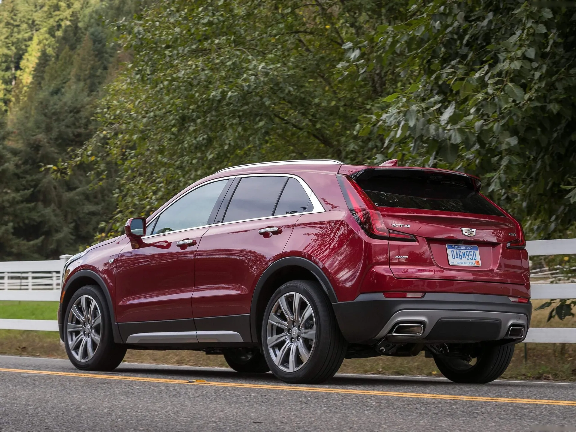 Cadillac XT4 (2019) – zadní tříčtvrteční pohled