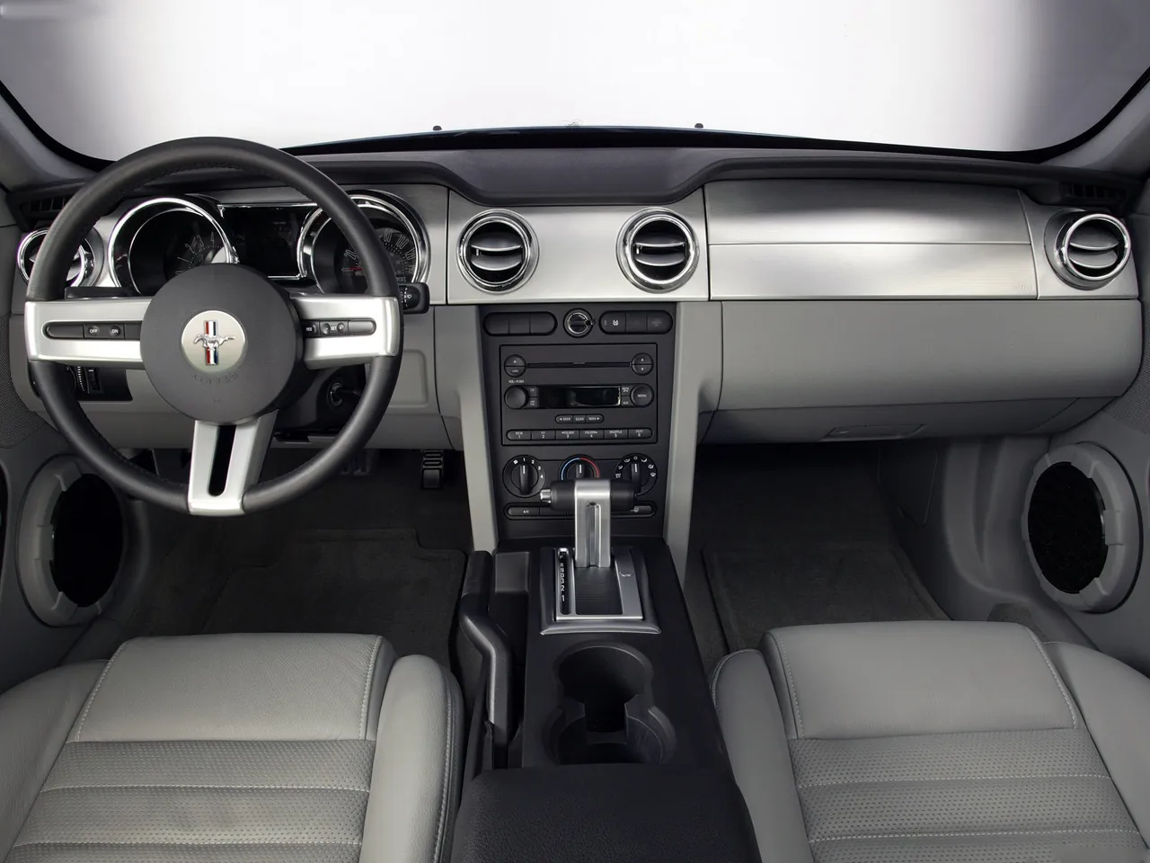 Ford Mustang GT (2005) – interiér