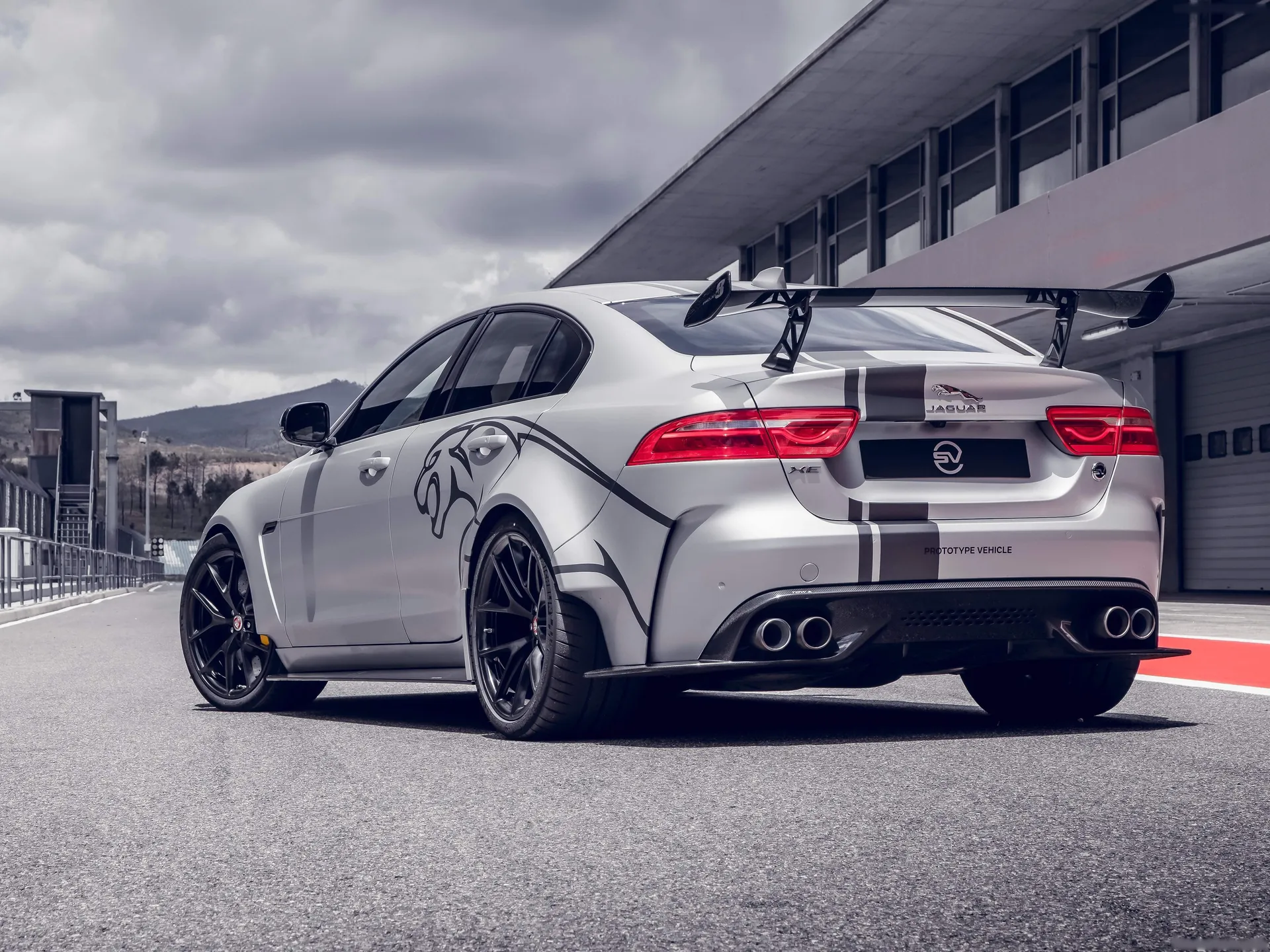 Jaguar XE SV Project 8 (2018) – zadní tříčtvrteční pohled