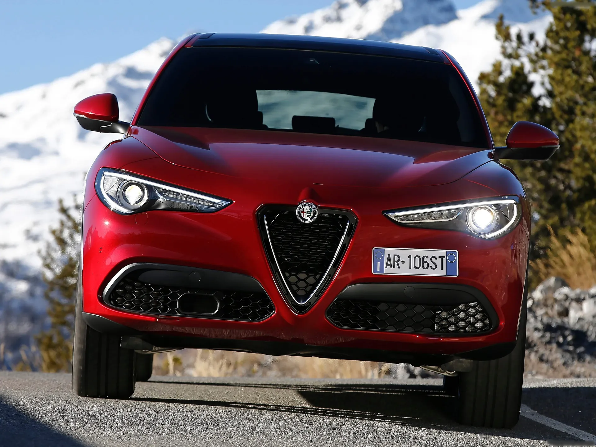 Alfa Romeo Stelvio (2018) - Front
