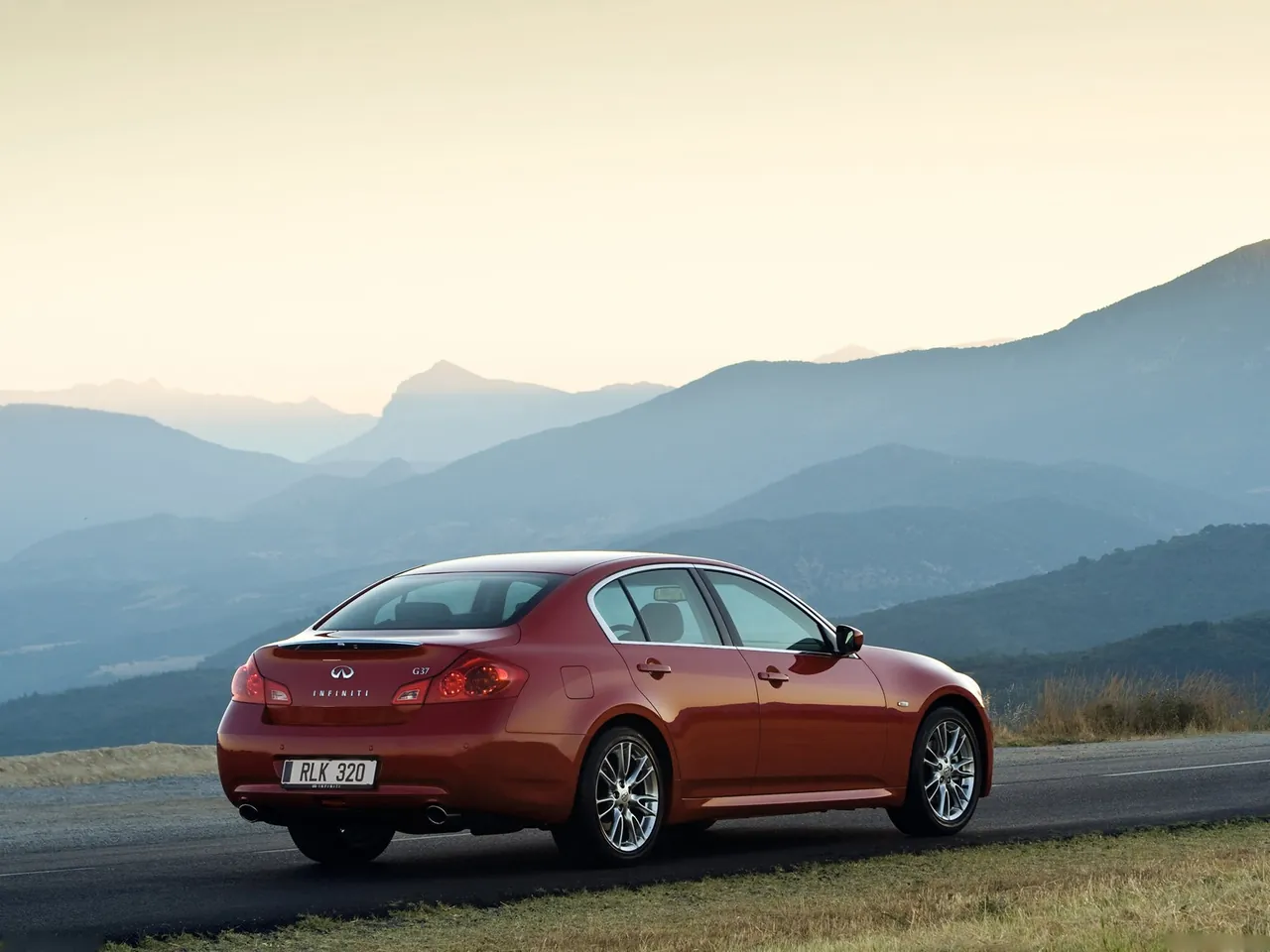 Infiniti G37 (2009) – zadní tříčtvrteční pohled