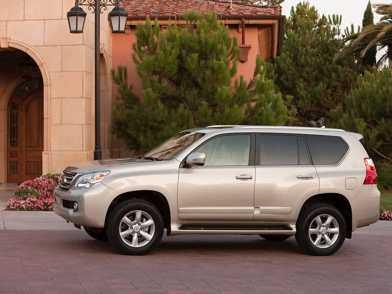Lexus GX 460 (2010) - Side Profile