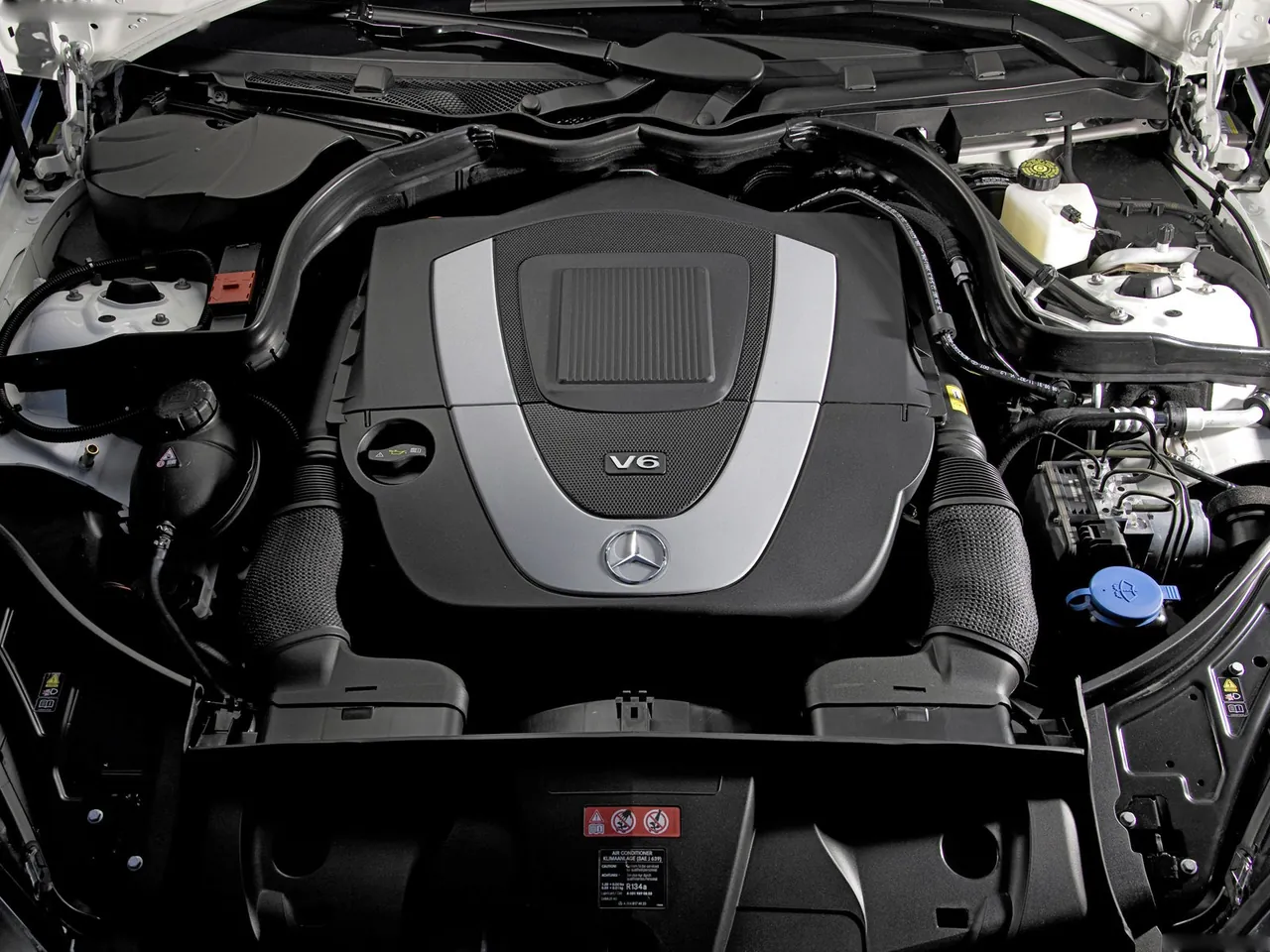 Mercedes-Benz E-Class Coupe (2010) - Engine Bay