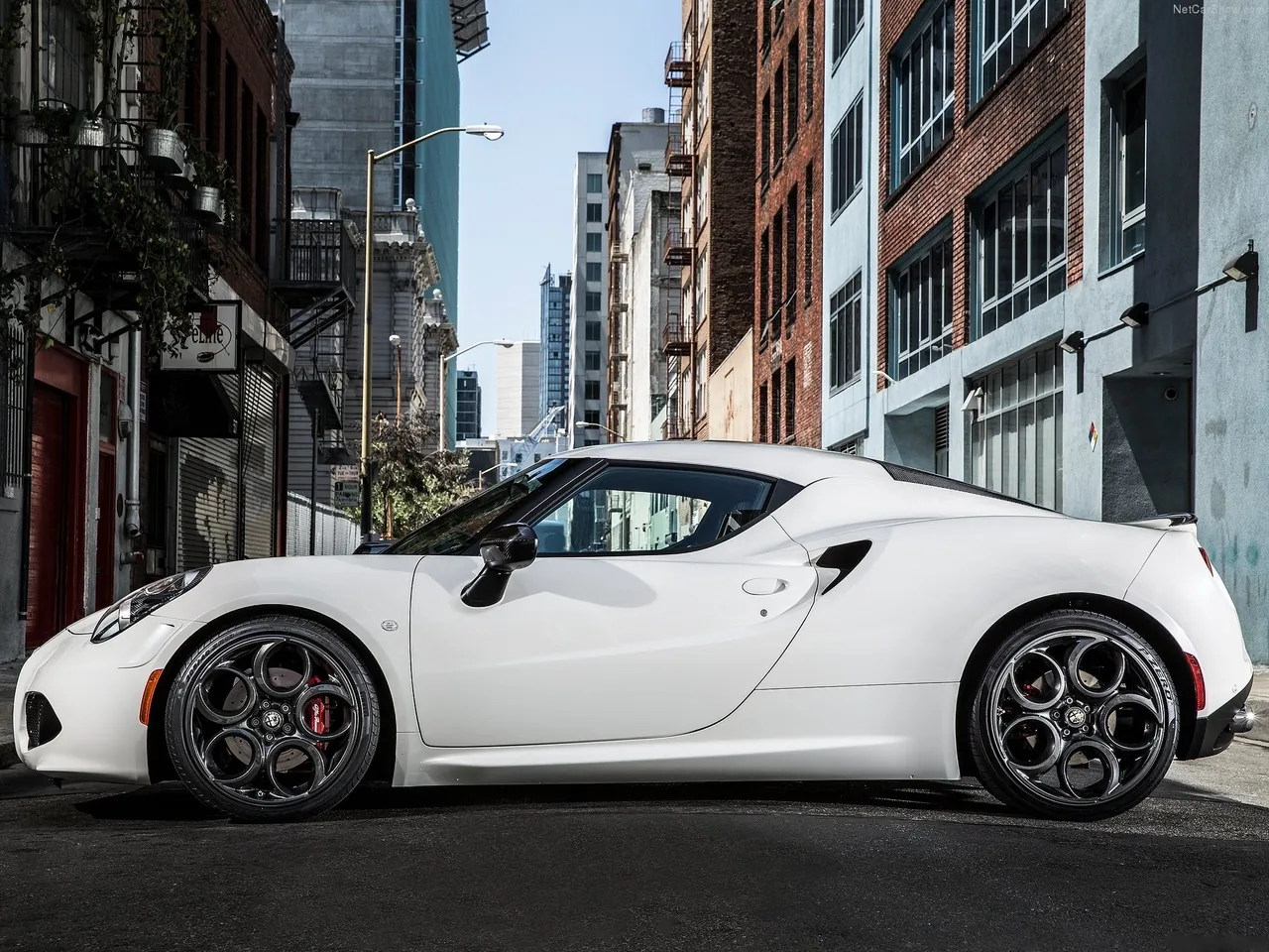 Alfa Romeo 4C Coupe [US] (2015) – boční profil