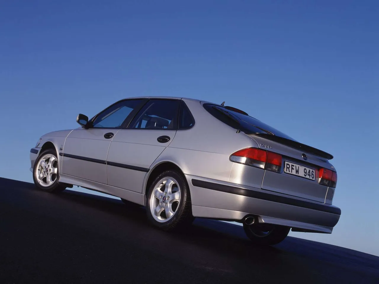 Saab 9-3 (2001) – zadní tříčtvrteční pohled