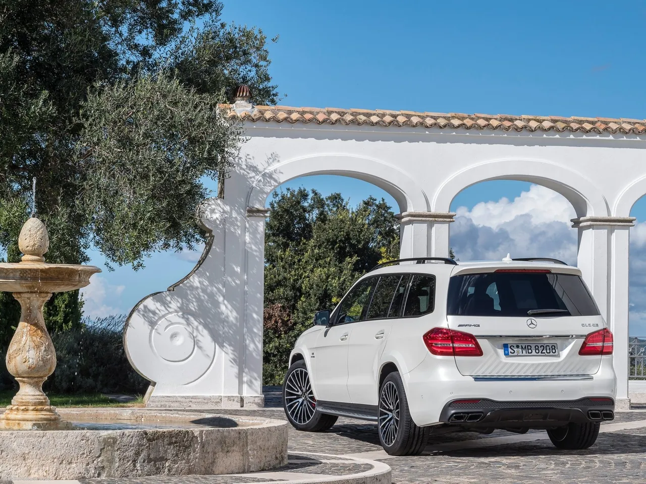 Mercedes-Benz GLS63 AMG (2017) - Rear Three-Quarter