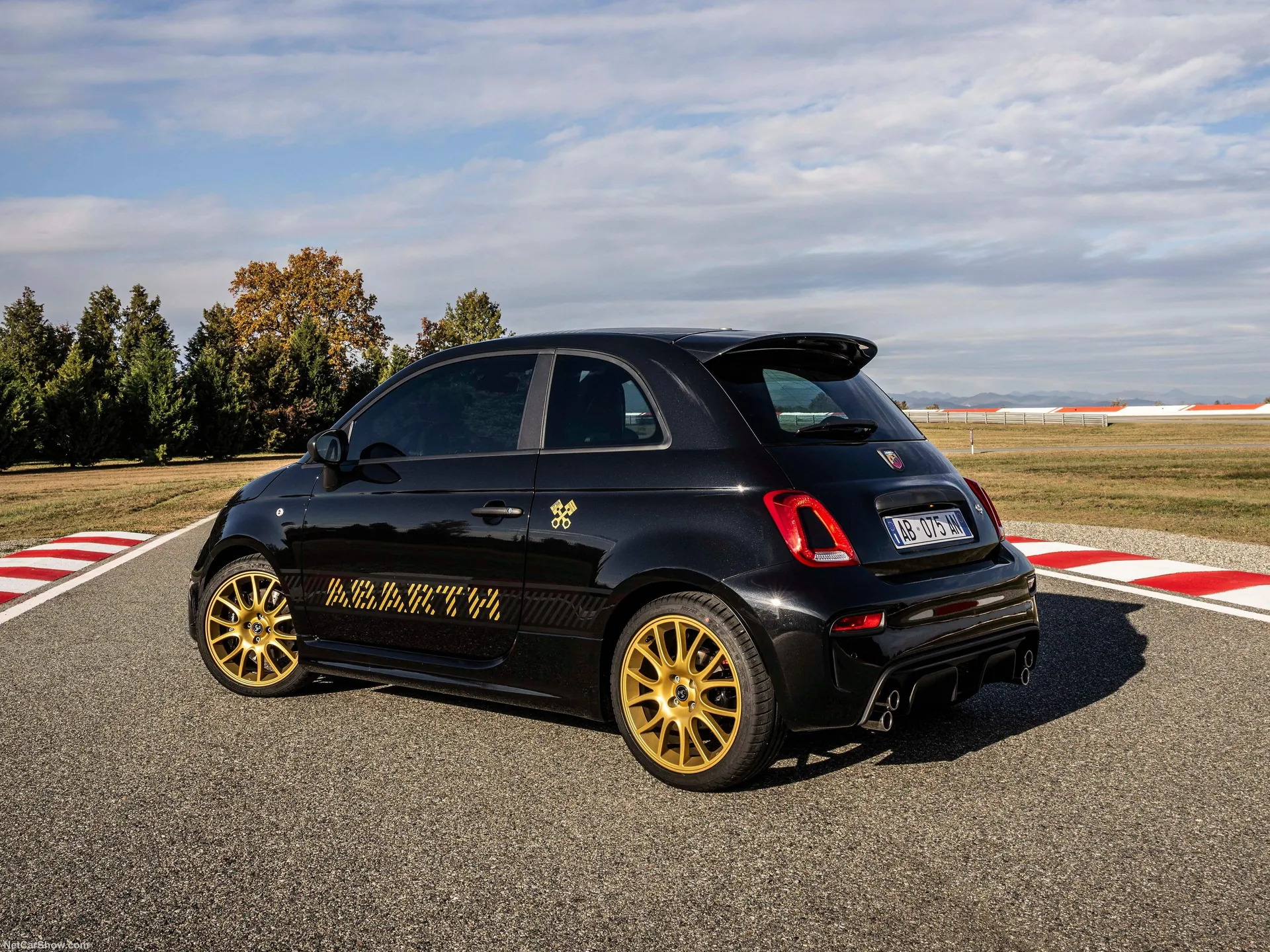 Fiat 695 Abarth 75th Anniversario (2024) – zadní tříčtvrteční pohled