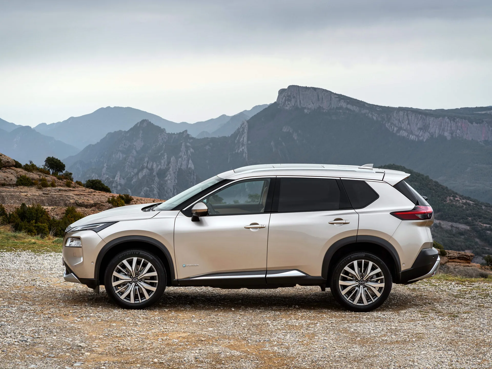 Nissan X-Trail (2023) – boční profil