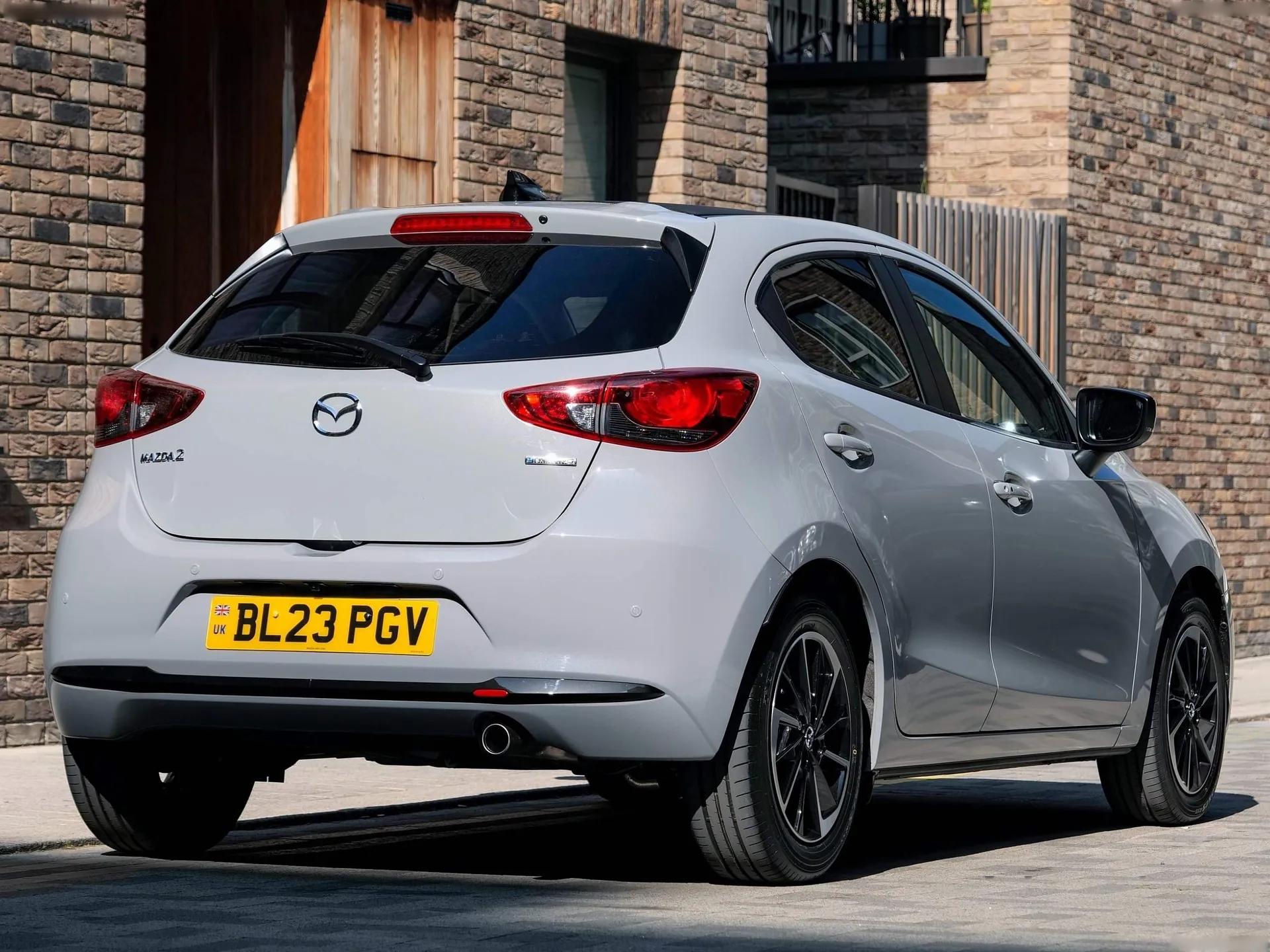Mazda 2 [UK] (2023) – zadní tříčtvrteční pohled