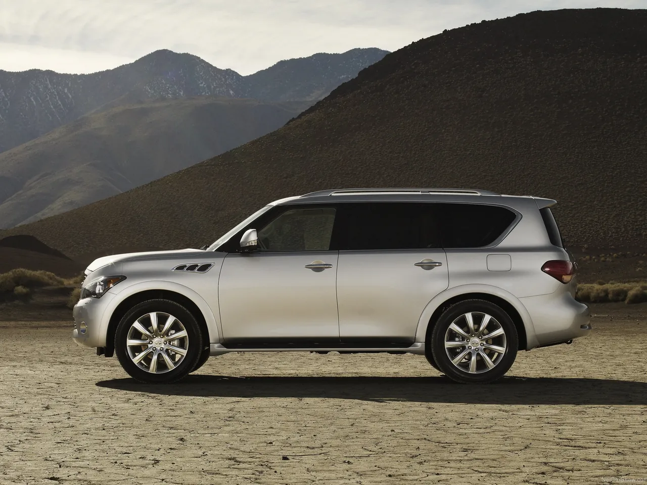 Infiniti QX (2011) – boční profil