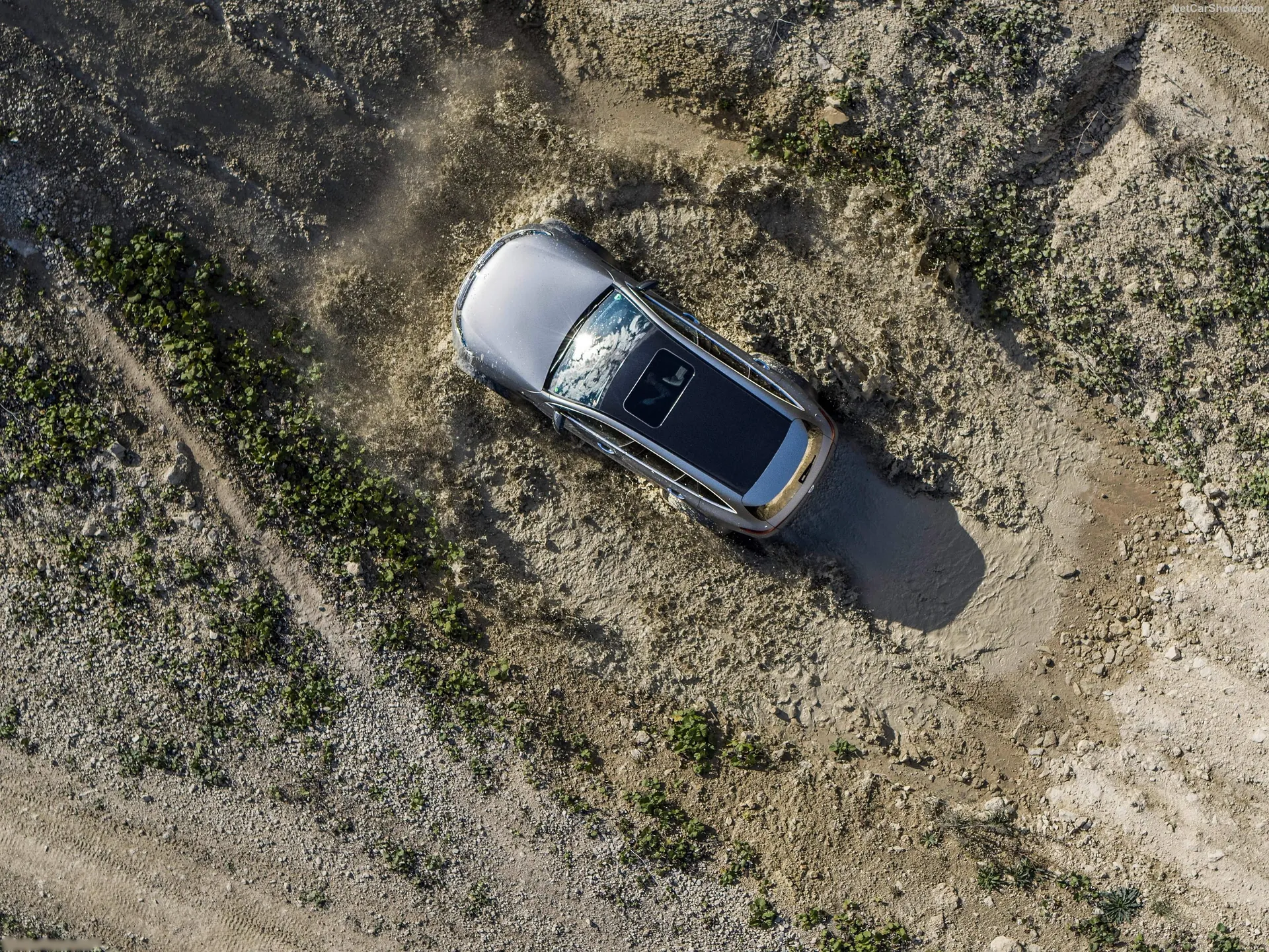 Mercedes-Benz EQC 4x4-2 Concept (2020) – pohled shora