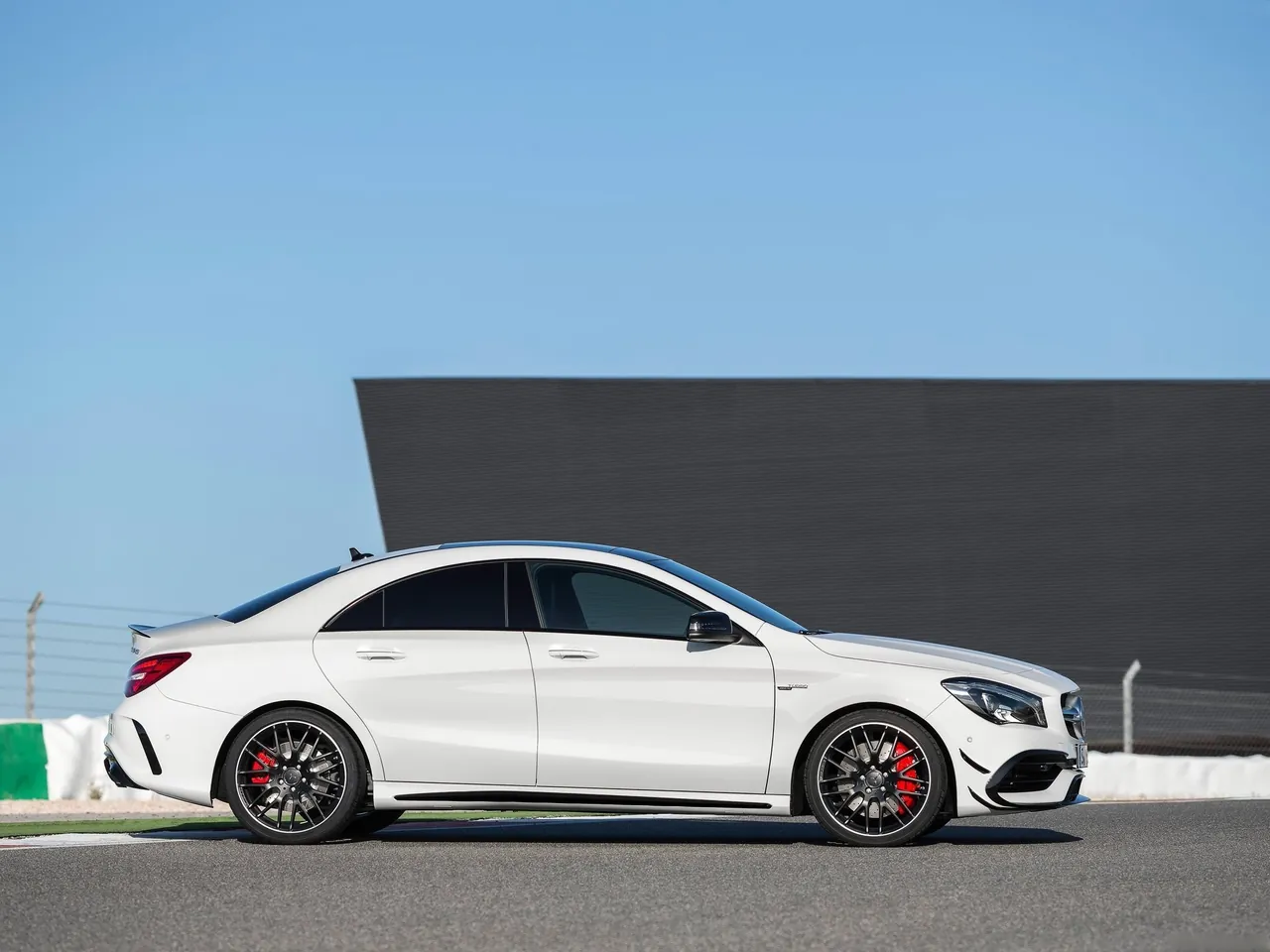 Mercedes-Benz CLA45 AMG (2017) – boční profil
