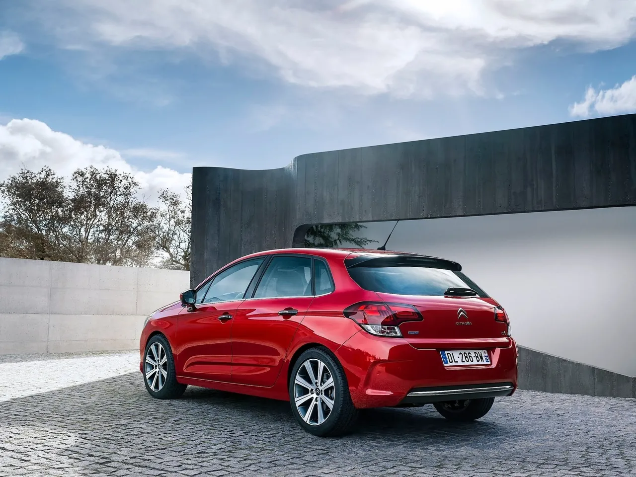 Citroen C4 (2015) – zadní tříčtvrteční pohled
