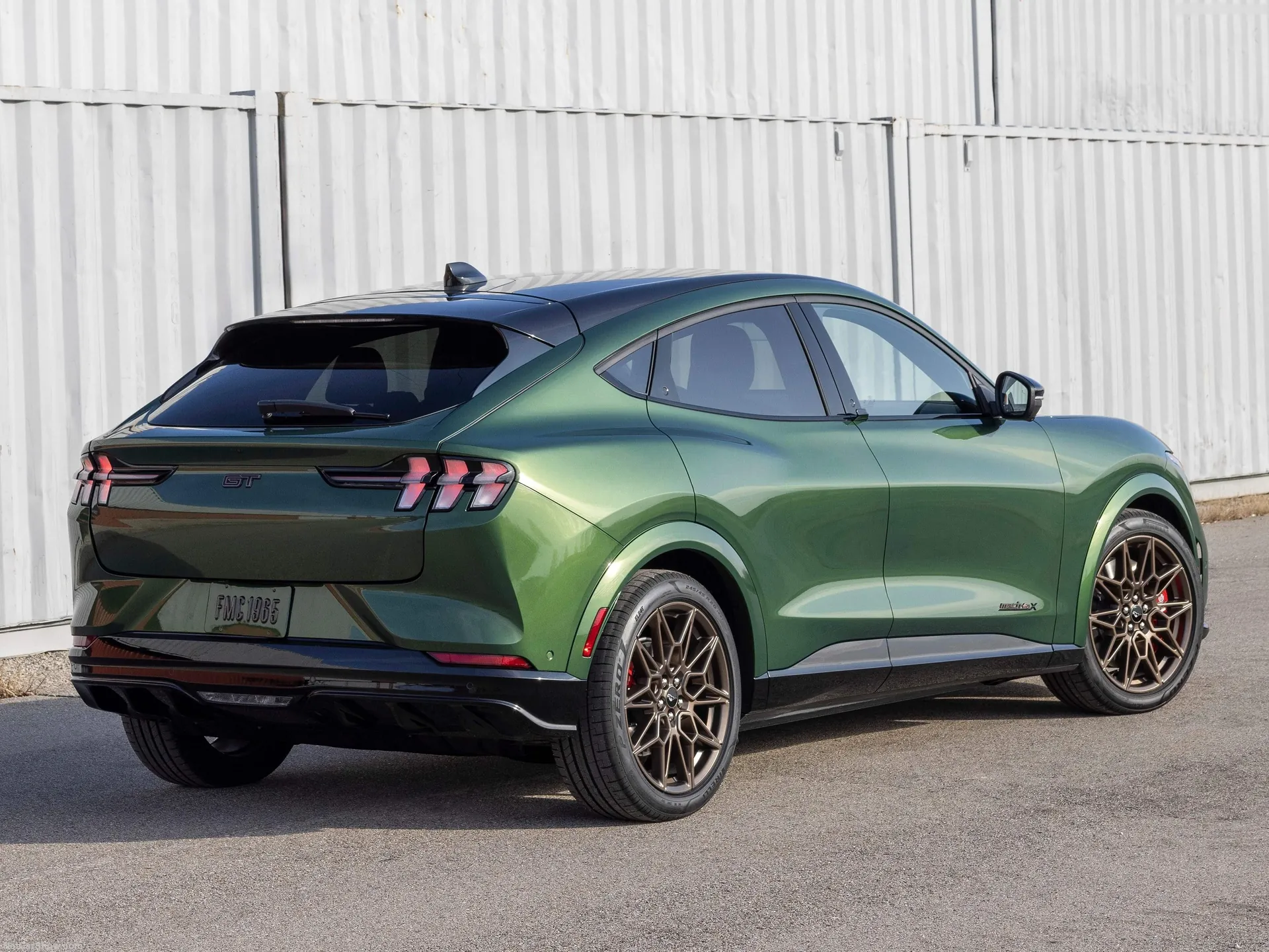 Ford Mustang Mach-E GT Bronze Appearance Package (2024) – zadní tříčtvrteční pohled