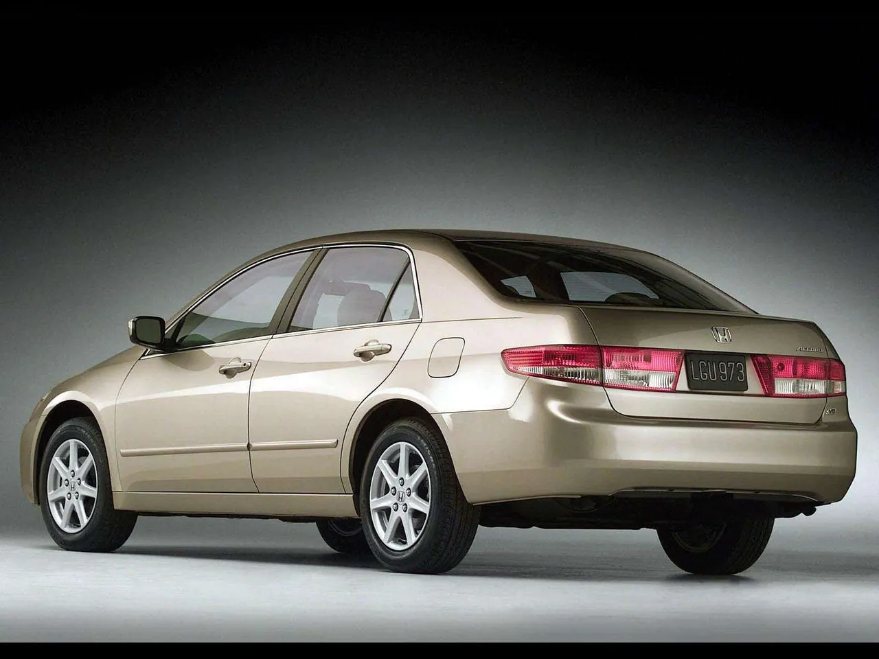 Honda Accord Sedan (2003) – zadní tříčtvrteční pohled