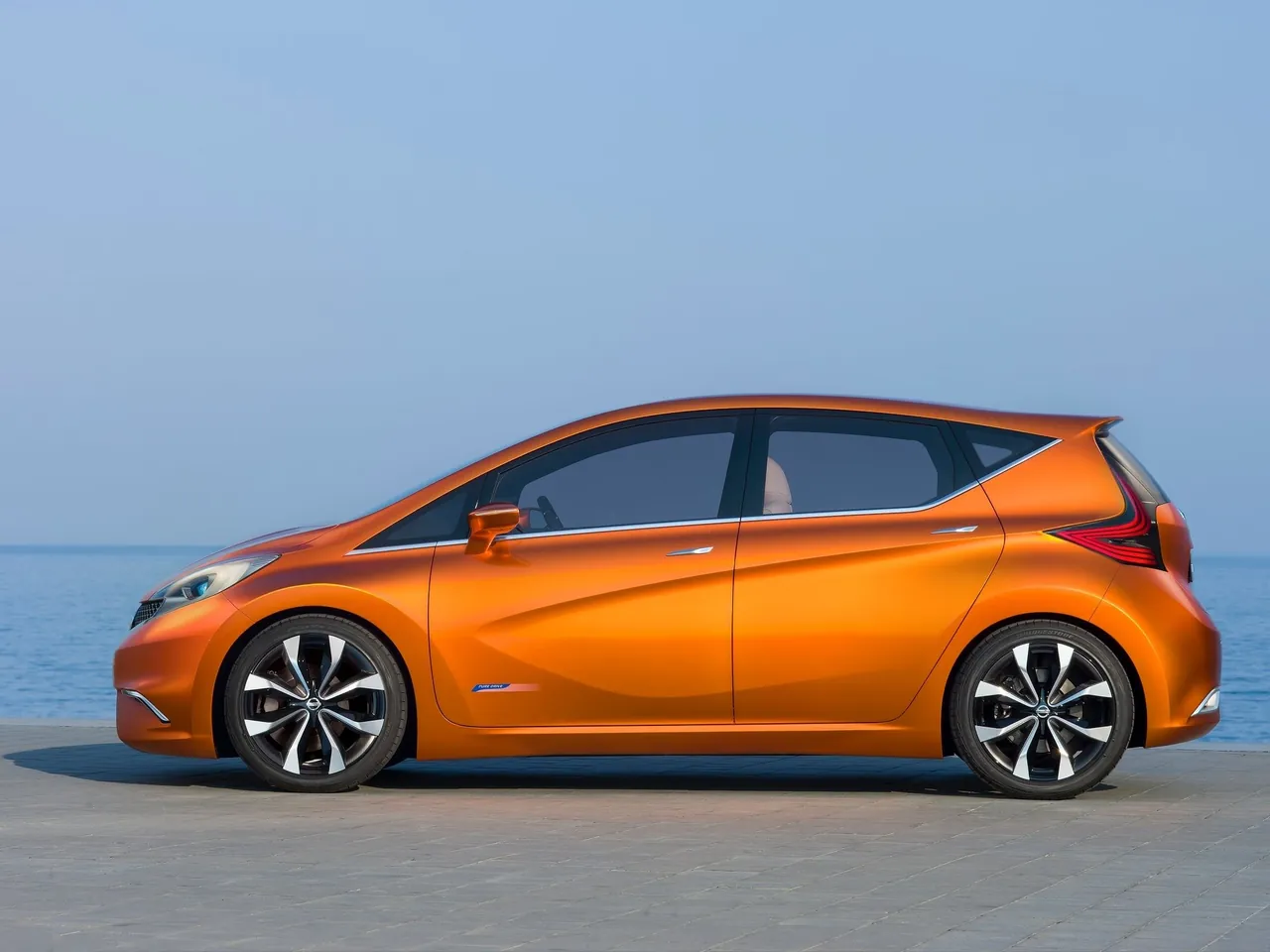 Nissan Invitation Concept (2012) - Side Profile